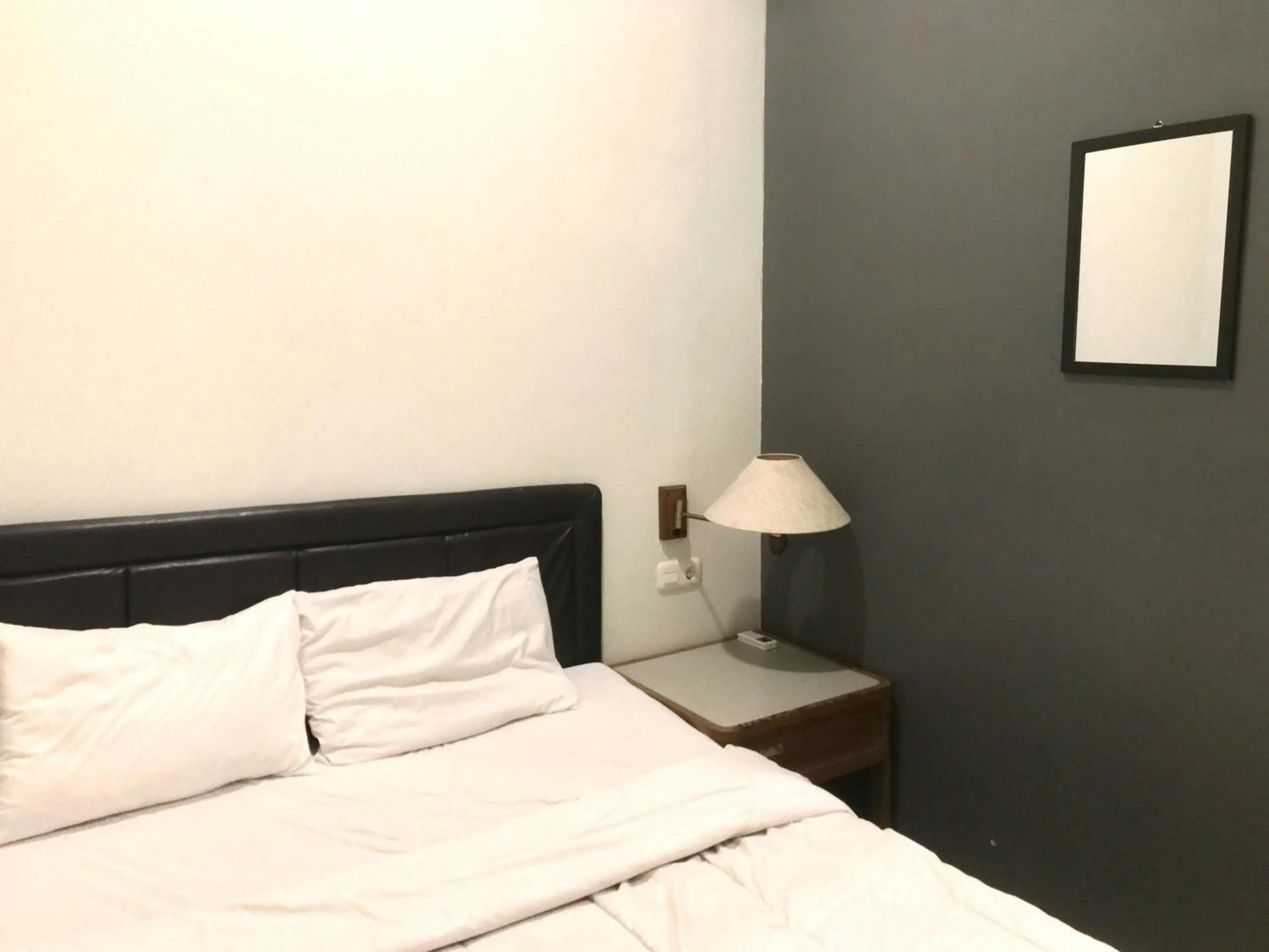 Bed in Gangnam Style Residence Mitra RedDoorz near MERR Surabaya