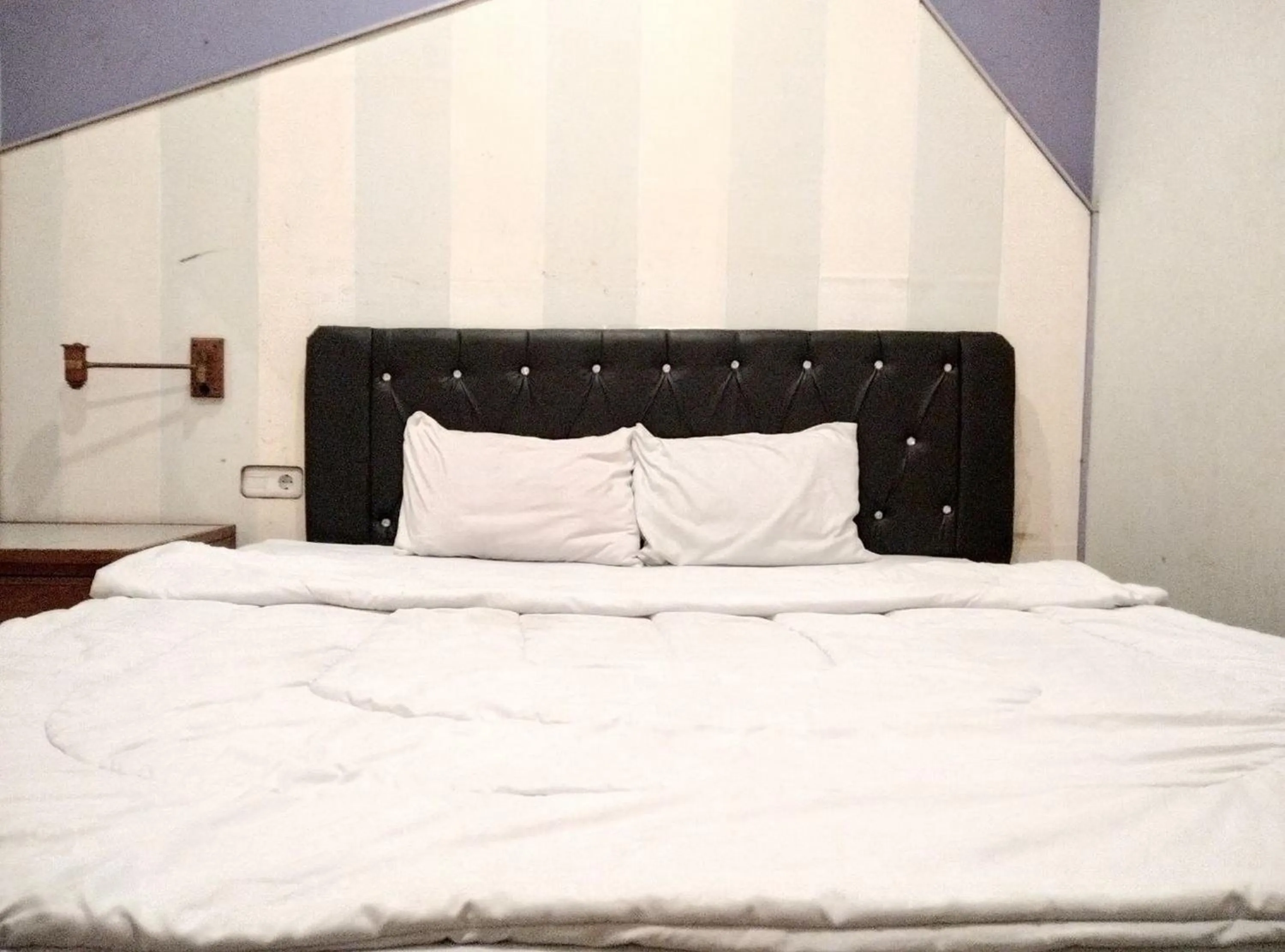 Bed in Gangnam Style Residence Mitra RedDoorz near MERR Surabaya