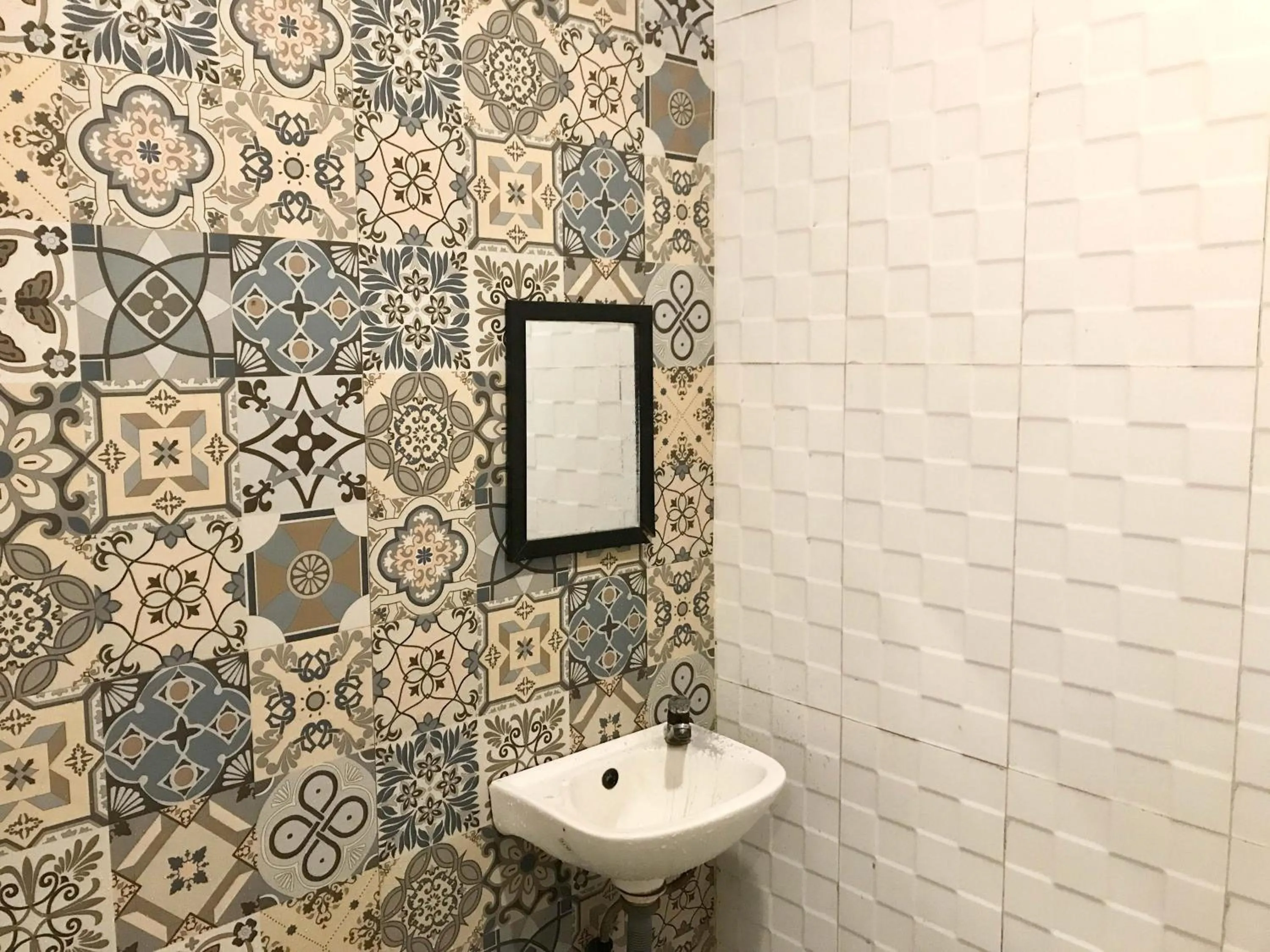 Bathroom in Gangnam Style Residence Mitra RedDoorz near MERR Surabaya