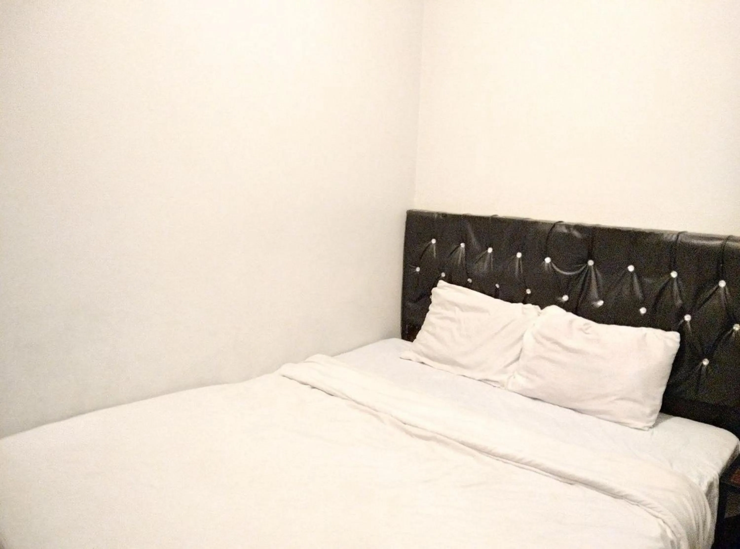 Bed in Gangnam Style Residence Mitra RedDoorz near MERR Surabaya