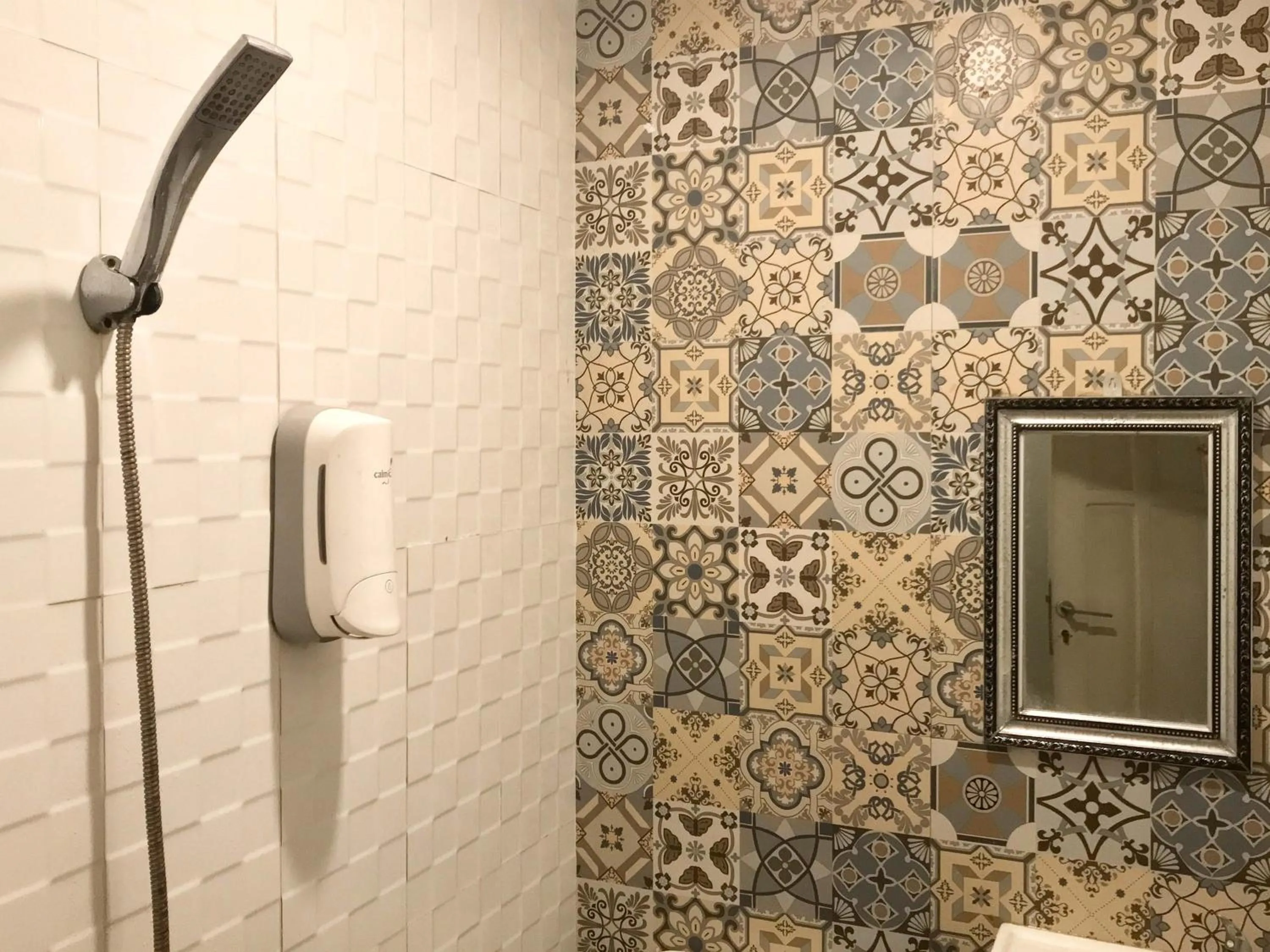 Bathroom in Gangnam Style Residence Mitra RedDoorz near MERR Surabaya