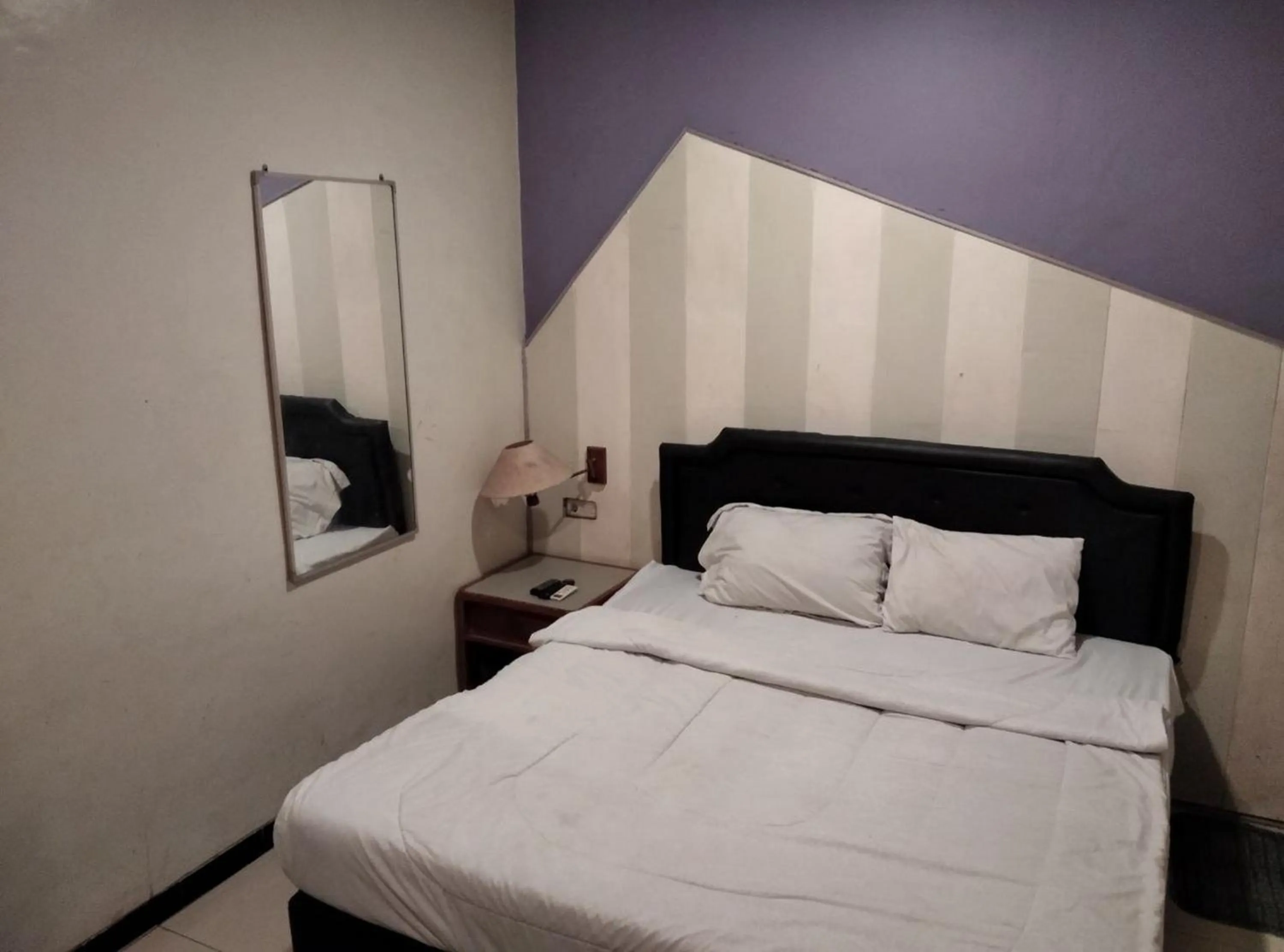 Bed in Gangnam Style Residence Mitra RedDoorz near MERR Surabaya