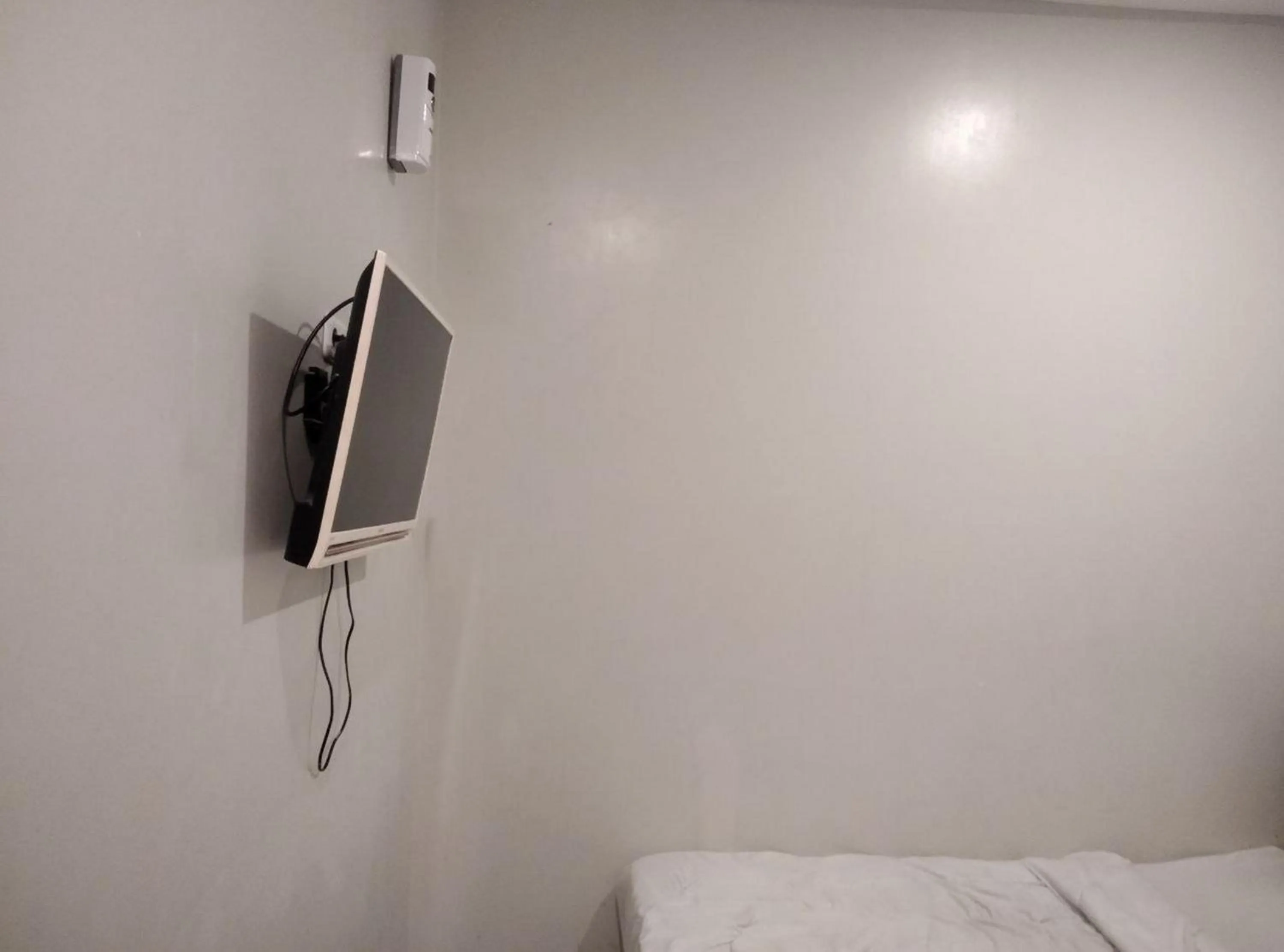 Bedroom, Bed in Gangnam Style Residence Mitra RedDoorz near MERR Surabaya