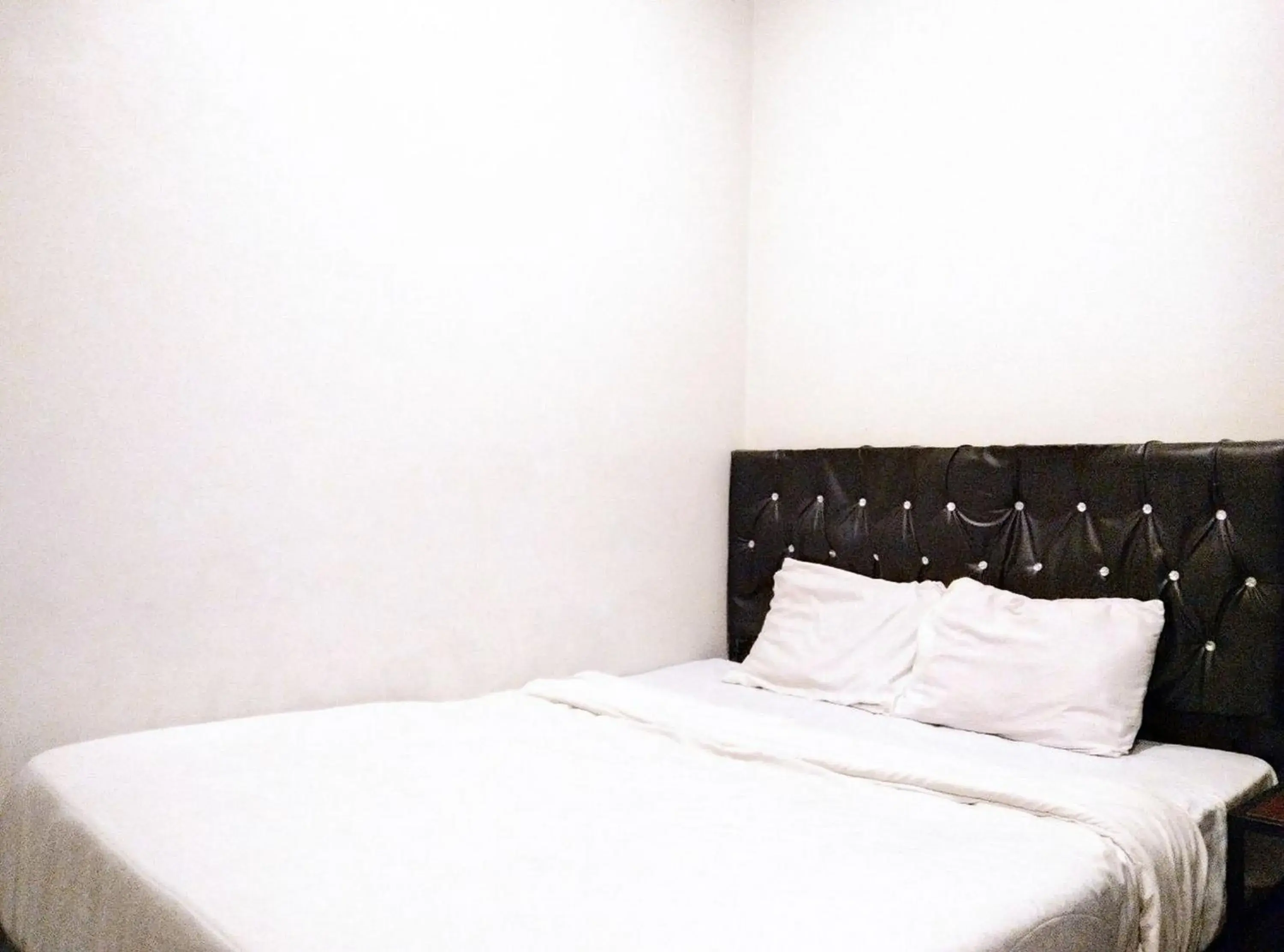 Standard Double Room in Gangnam Style Residence Mitra RedDoorz near MERR Surabaya Standard Double Room in Gangnam Style Residence Mitra RedDoorz near MERR Surabaya