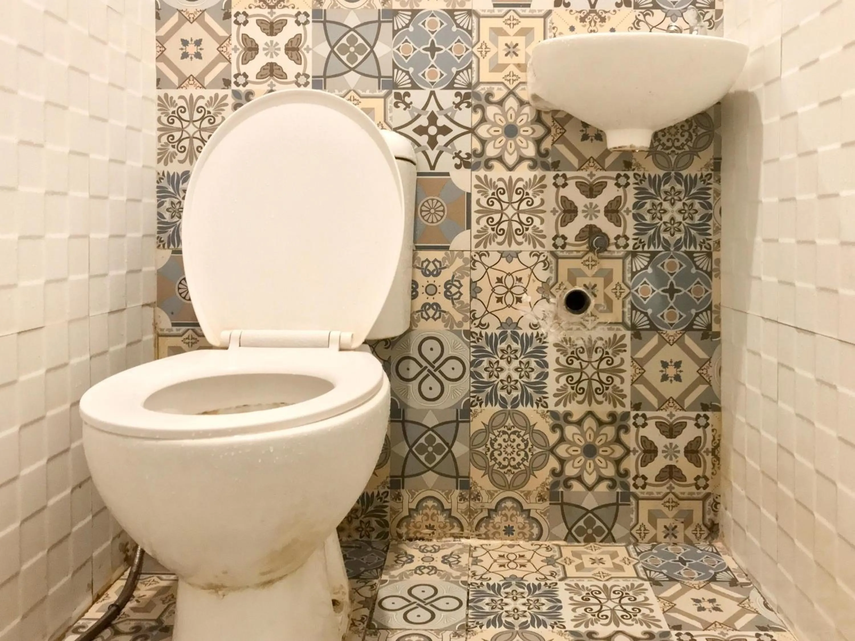 Bathroom in Gangnam Style Residence Mitra RedDoorz near MERR Surabaya