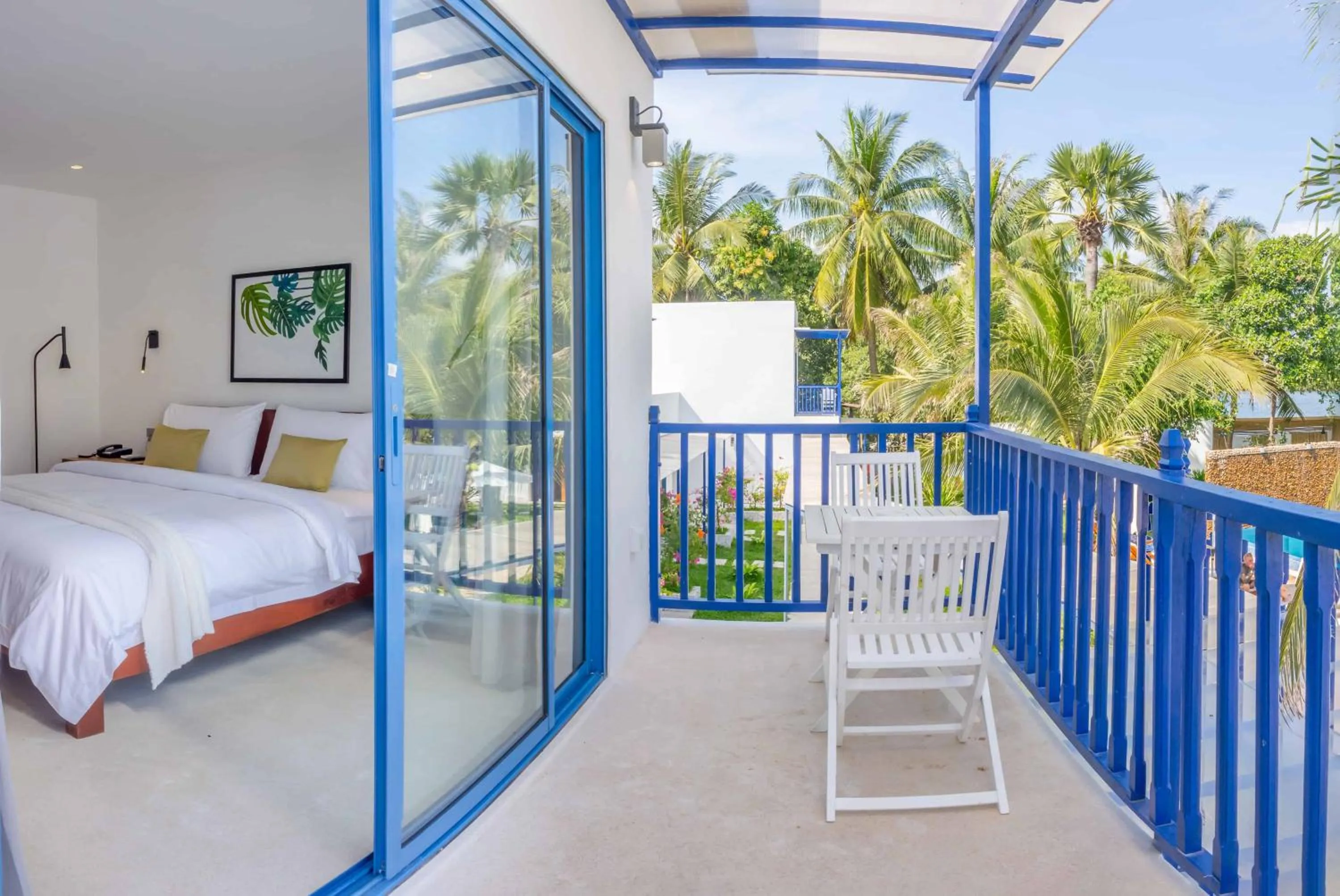 Balcony/Terrace, Bed in The B Resort