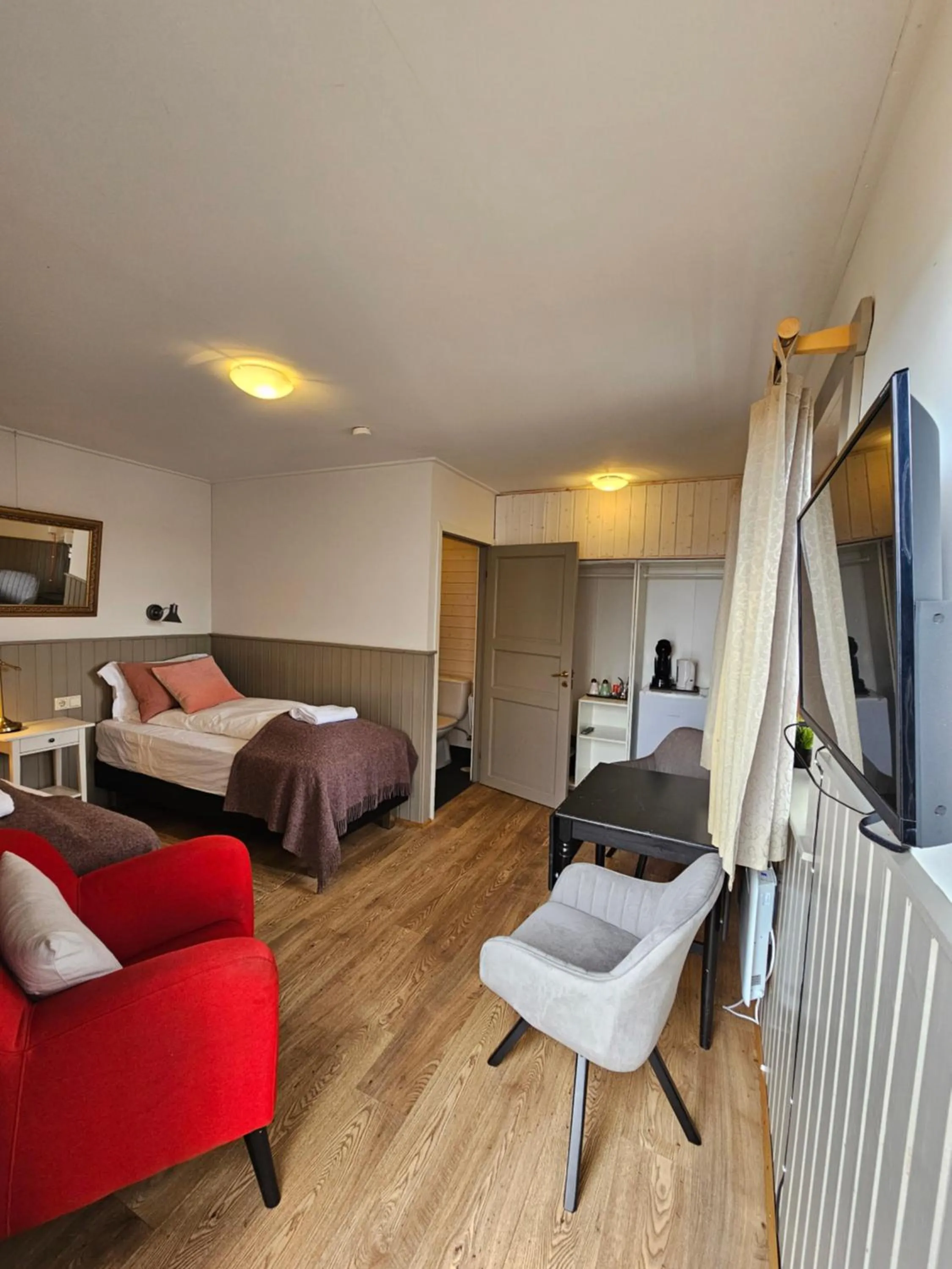 TV and multimedia, Bed in Riverfront Lodge Hella