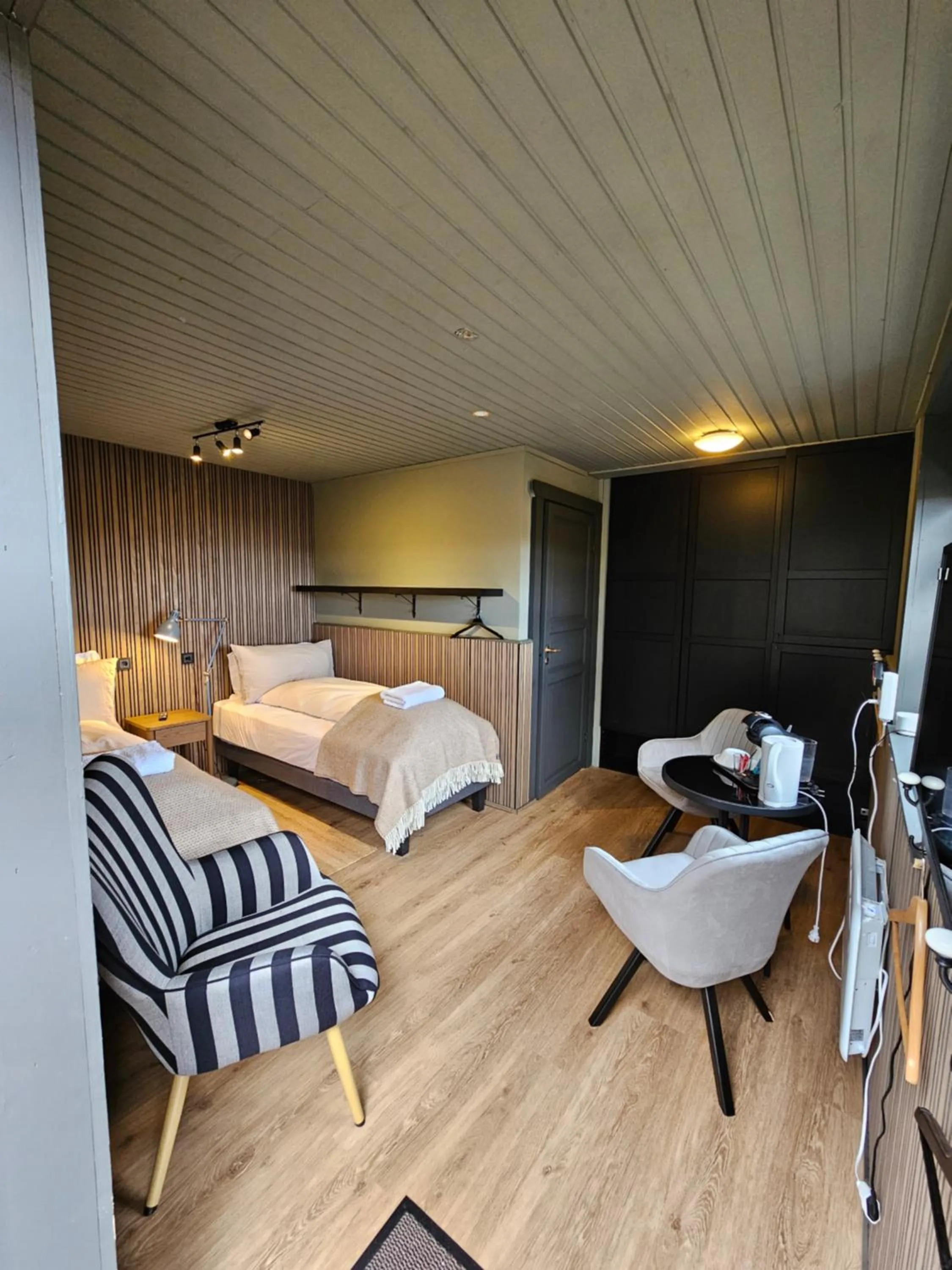 Bedroom, Bed in Riverfront Lodge Hella