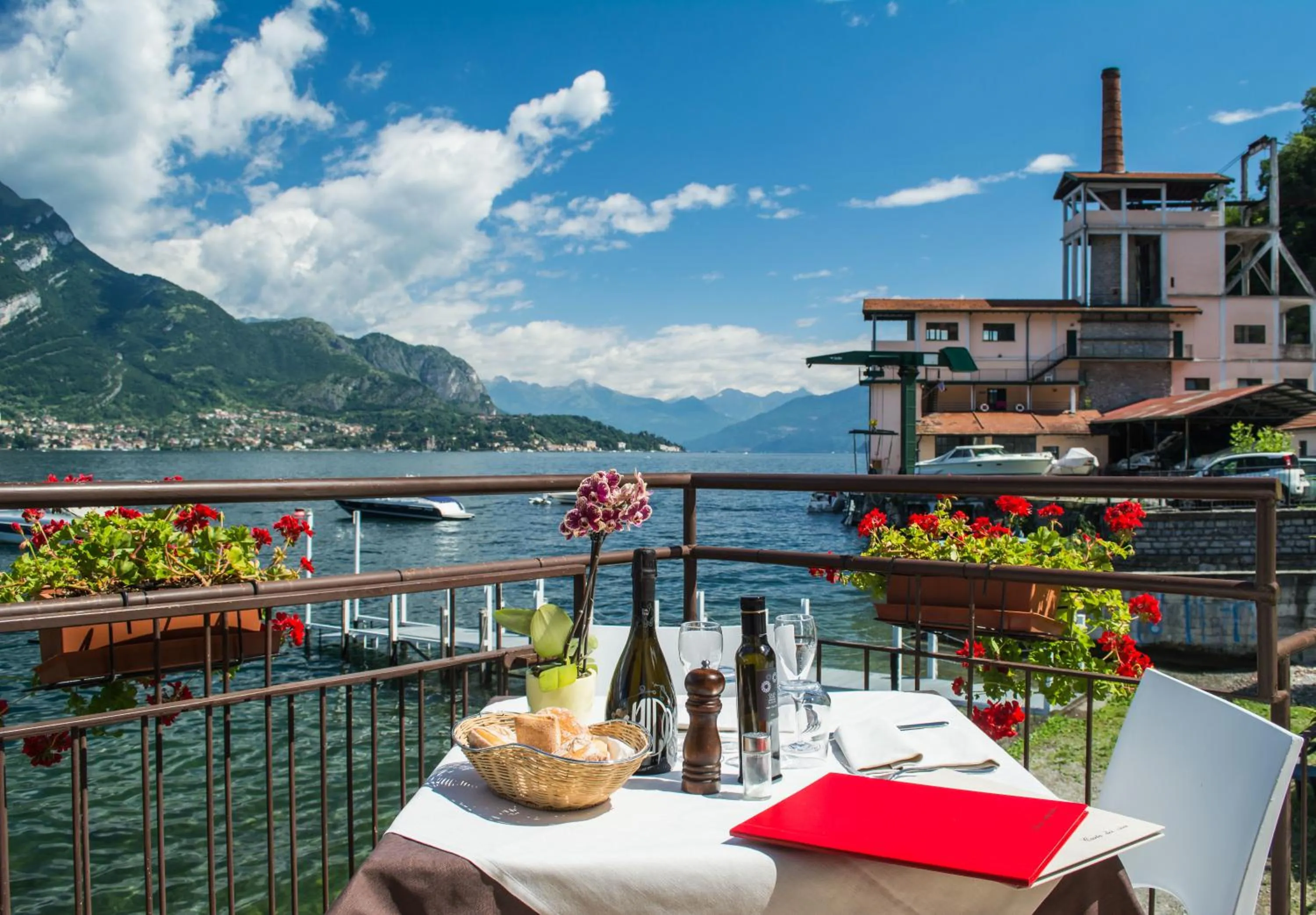 Dining area in Crotto dei Pescatori