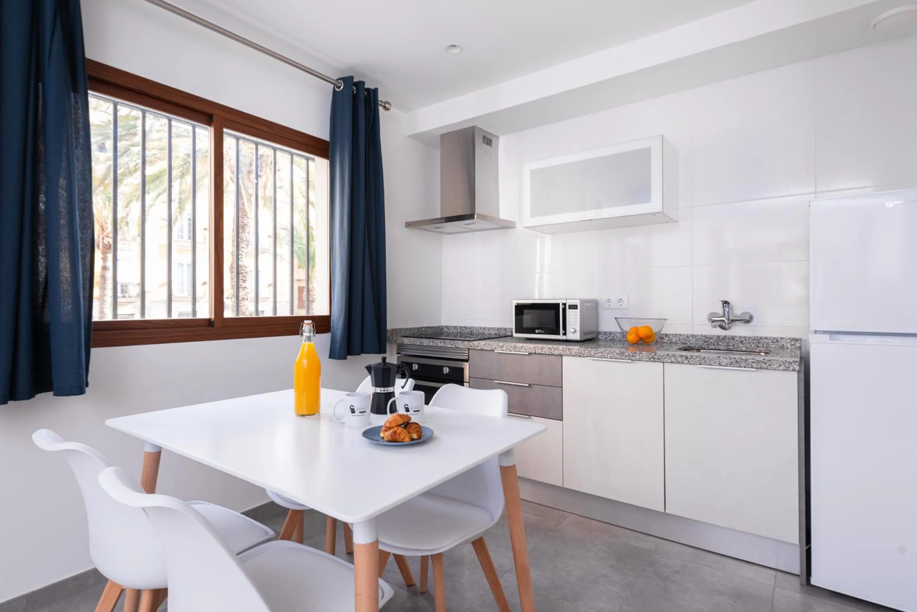 Kitchen or kitchenette in Apartamentos Quijano by Be Alicante