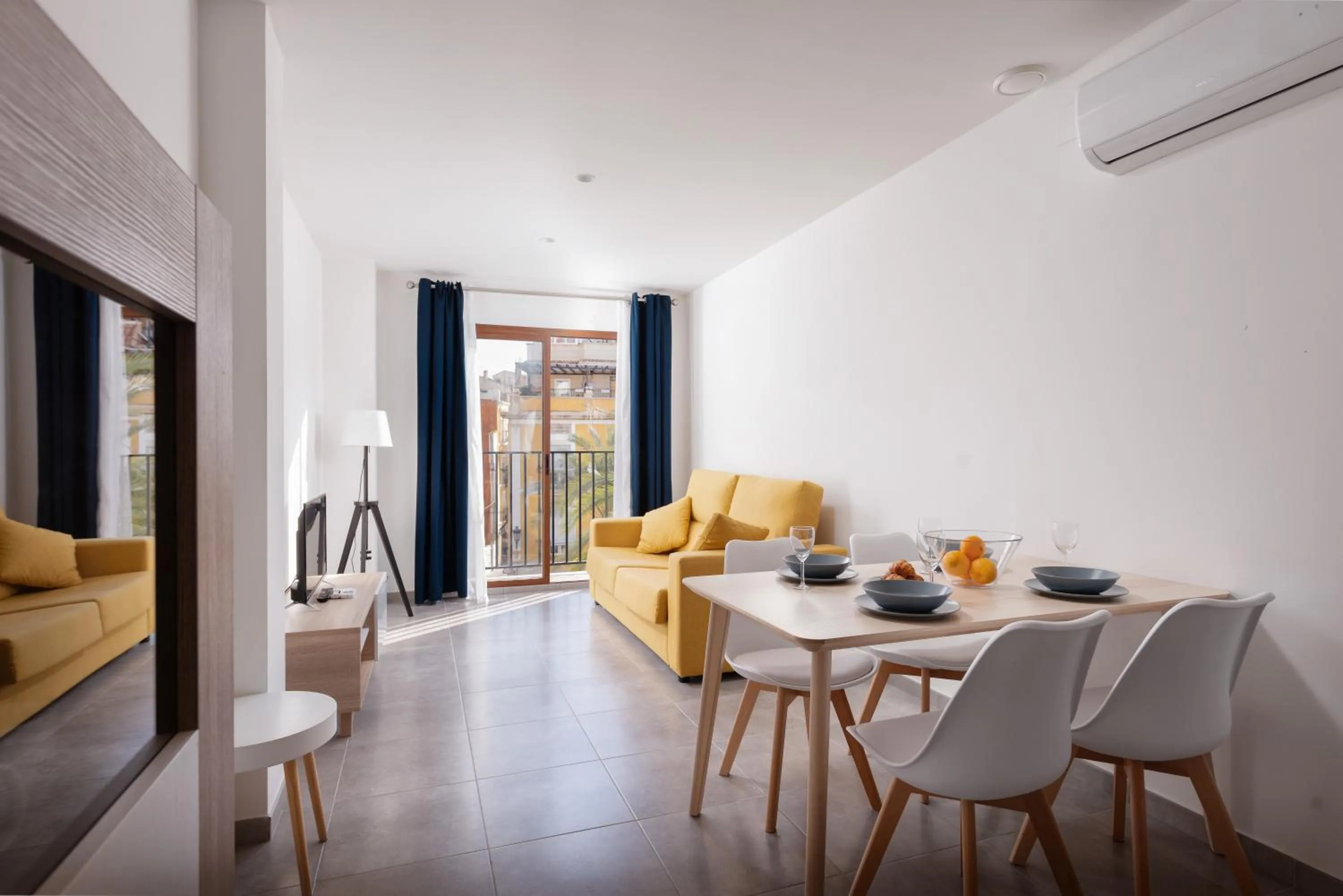 Dining area in Apartamentos Quijano by Be Alicante