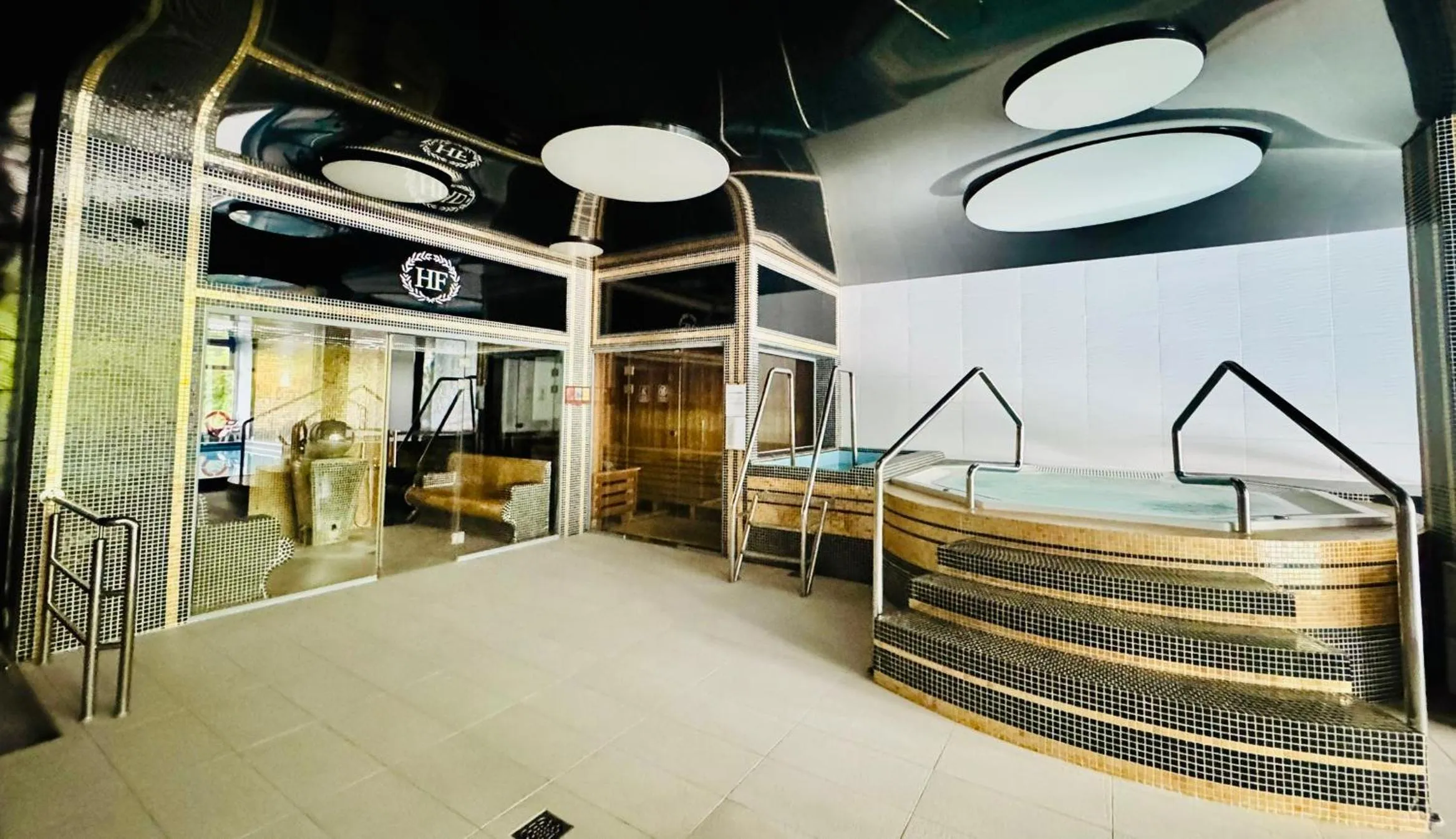 Swimming pool in Hotel Business Faltom Gdynia