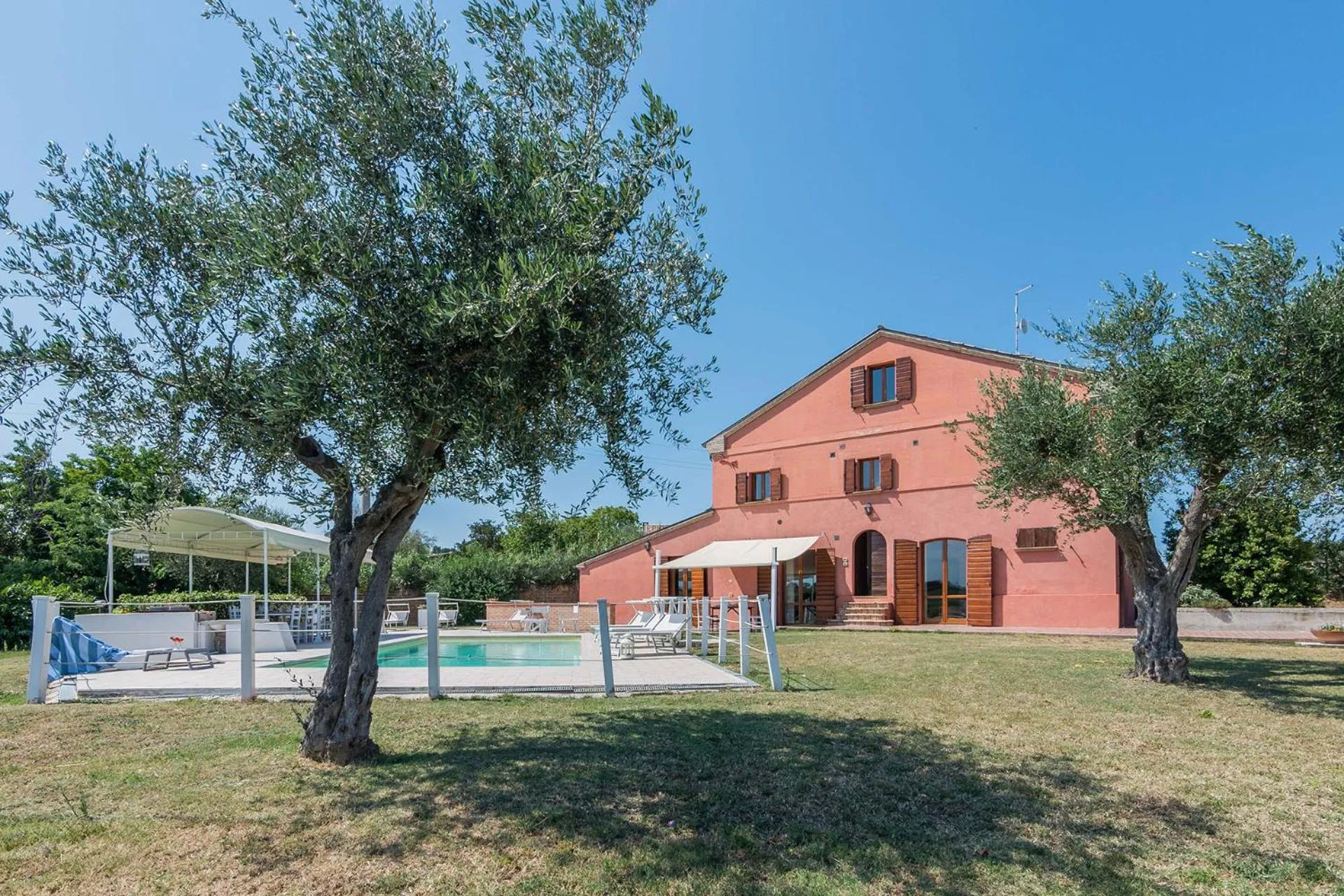 Property building in Casa Rossa