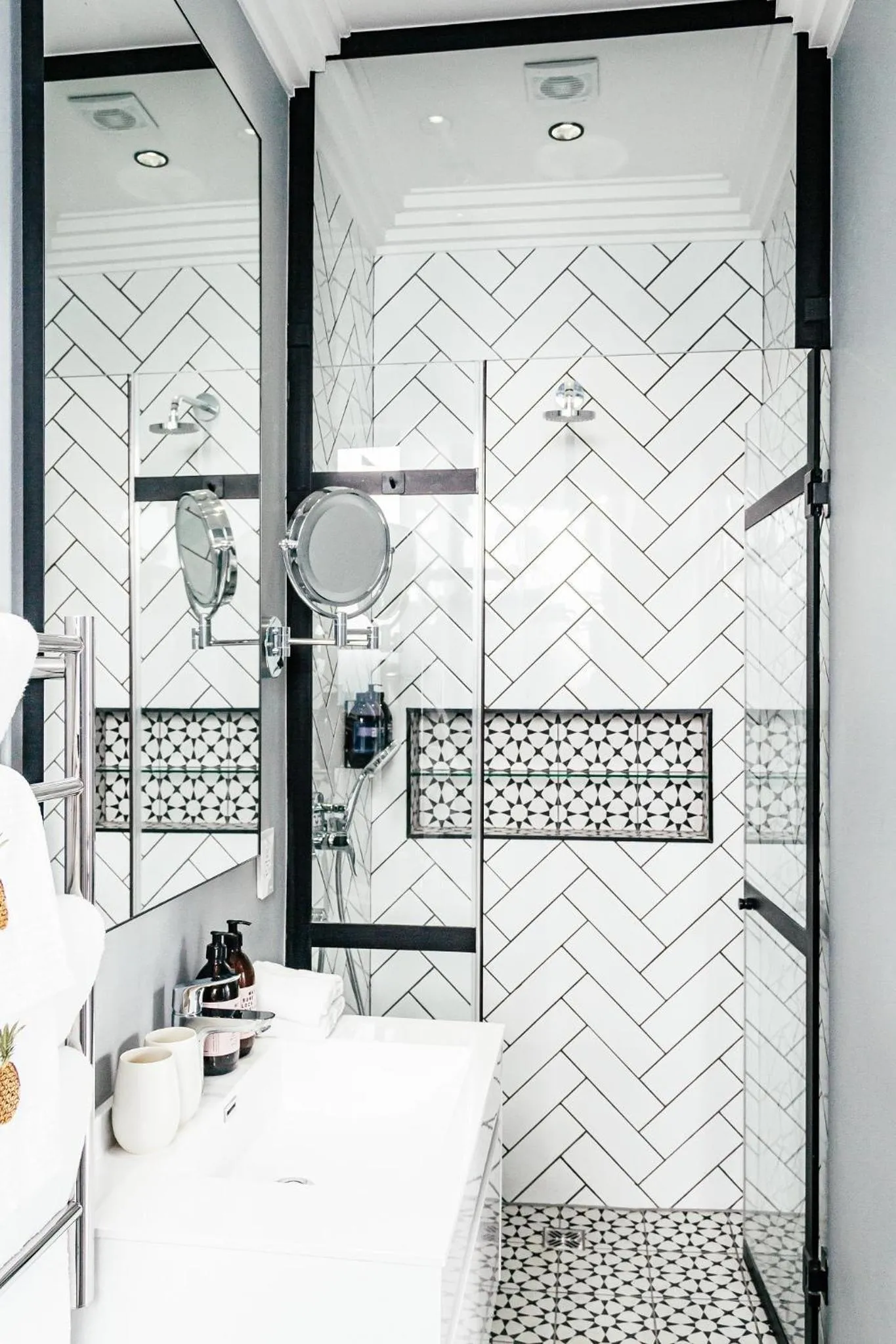 Shower, Bed in Pineapple House Boutique Hotel