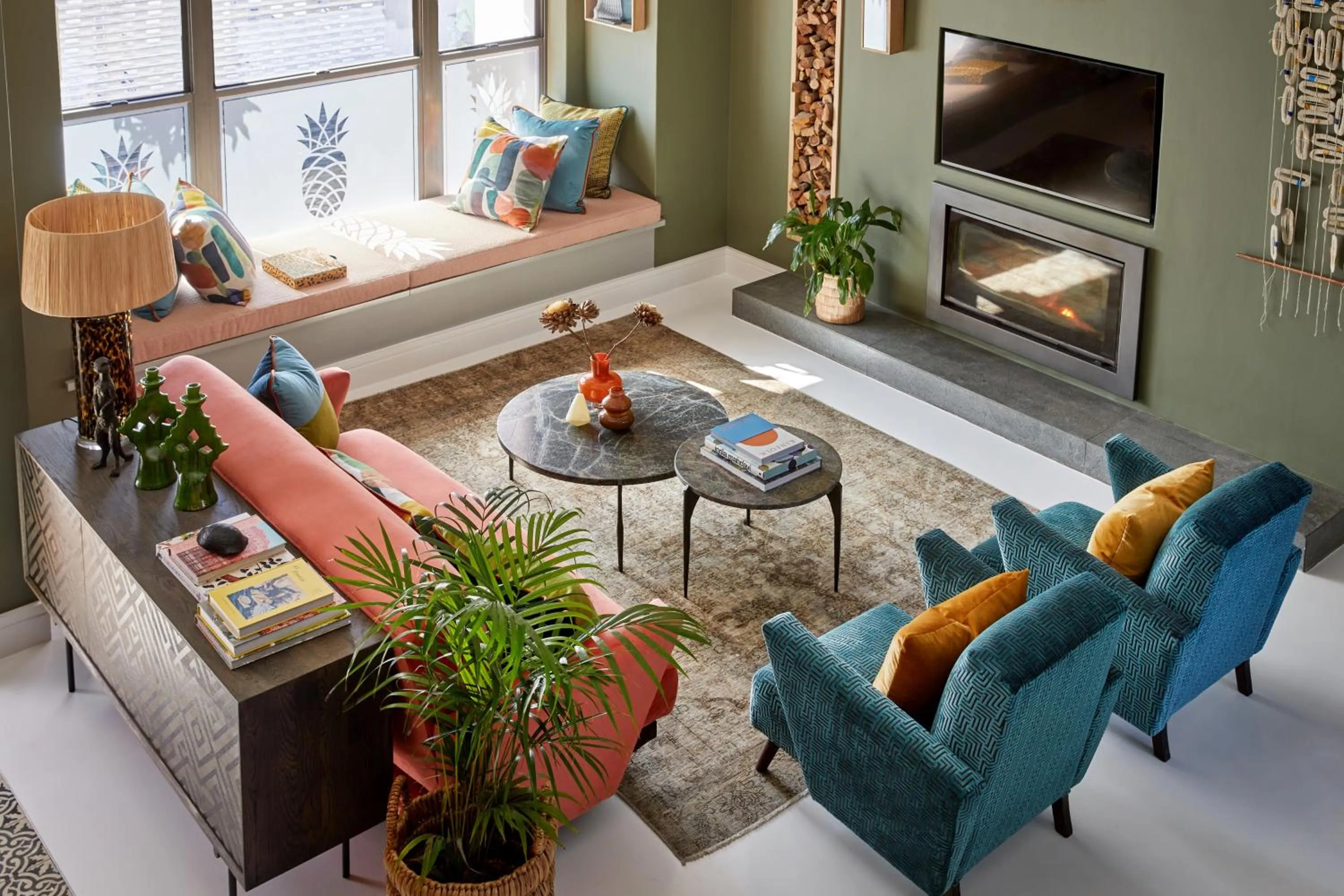 Communal lounge/ TV room in Pineapple House Boutique Hotel