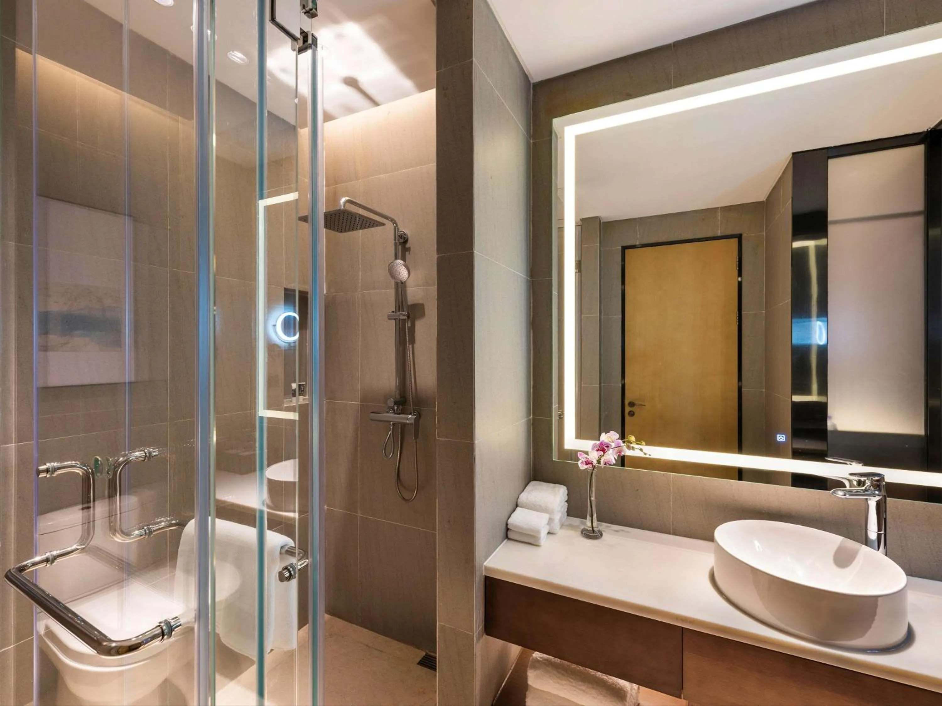 Photo of the whole room in Mercure Shenzhen Longgang