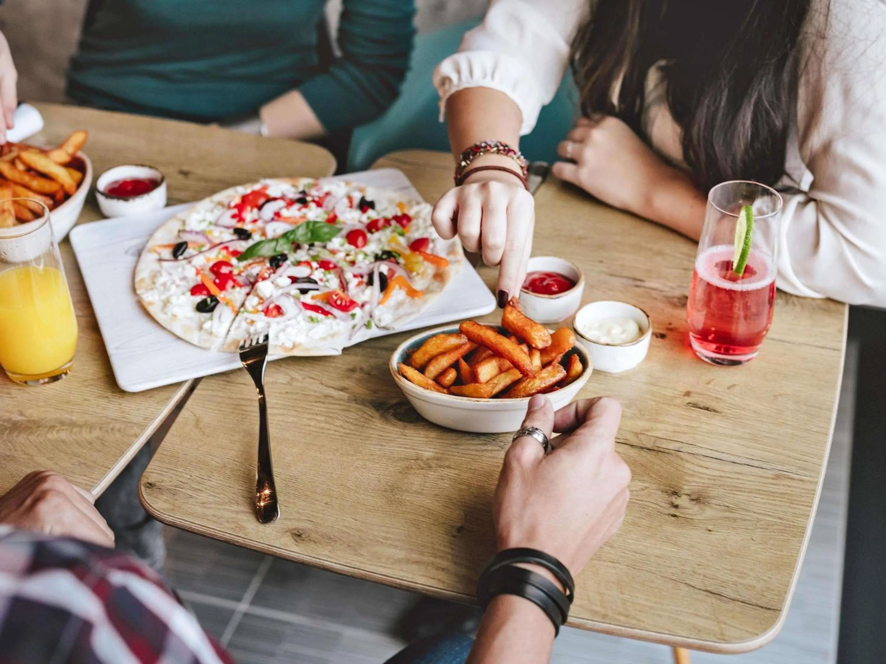 Restaurant/places to eat in Ibis Abdelmoumen Casa Centre