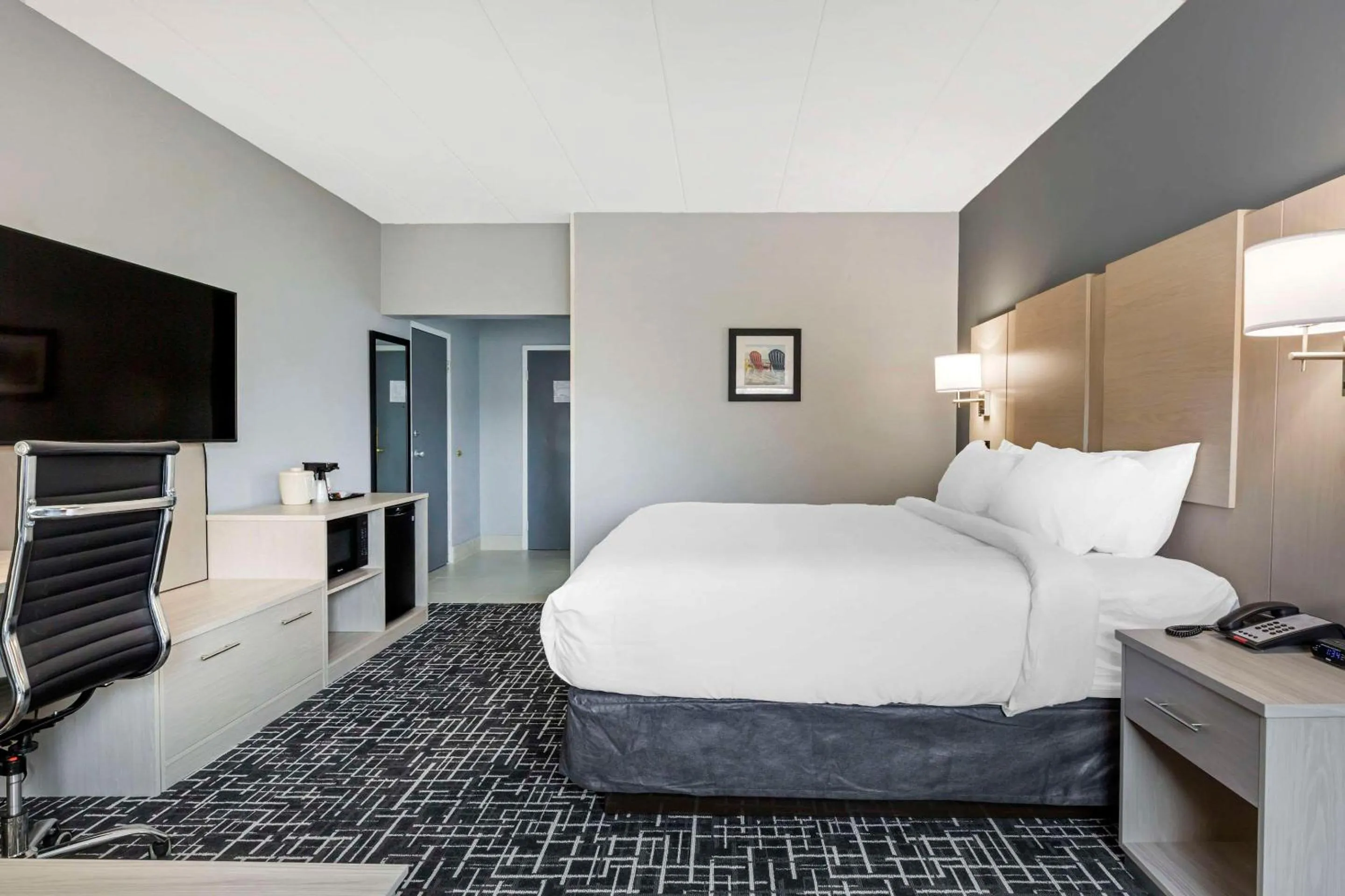 Bedroom, Bed in Comfort Inn Hyannis - Cape Cod