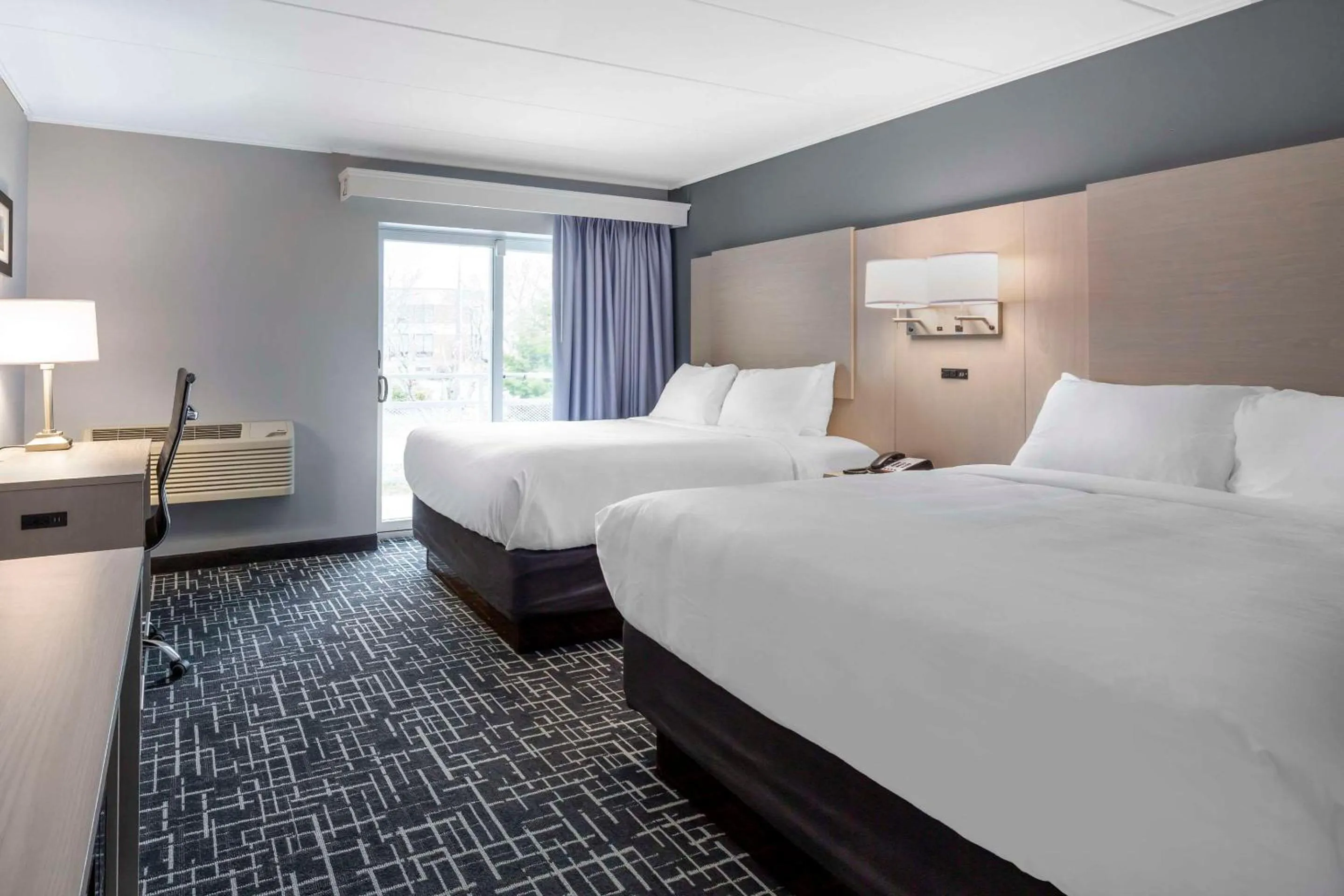 Bedroom, Bed in Comfort Inn Hyannis - Cape Cod