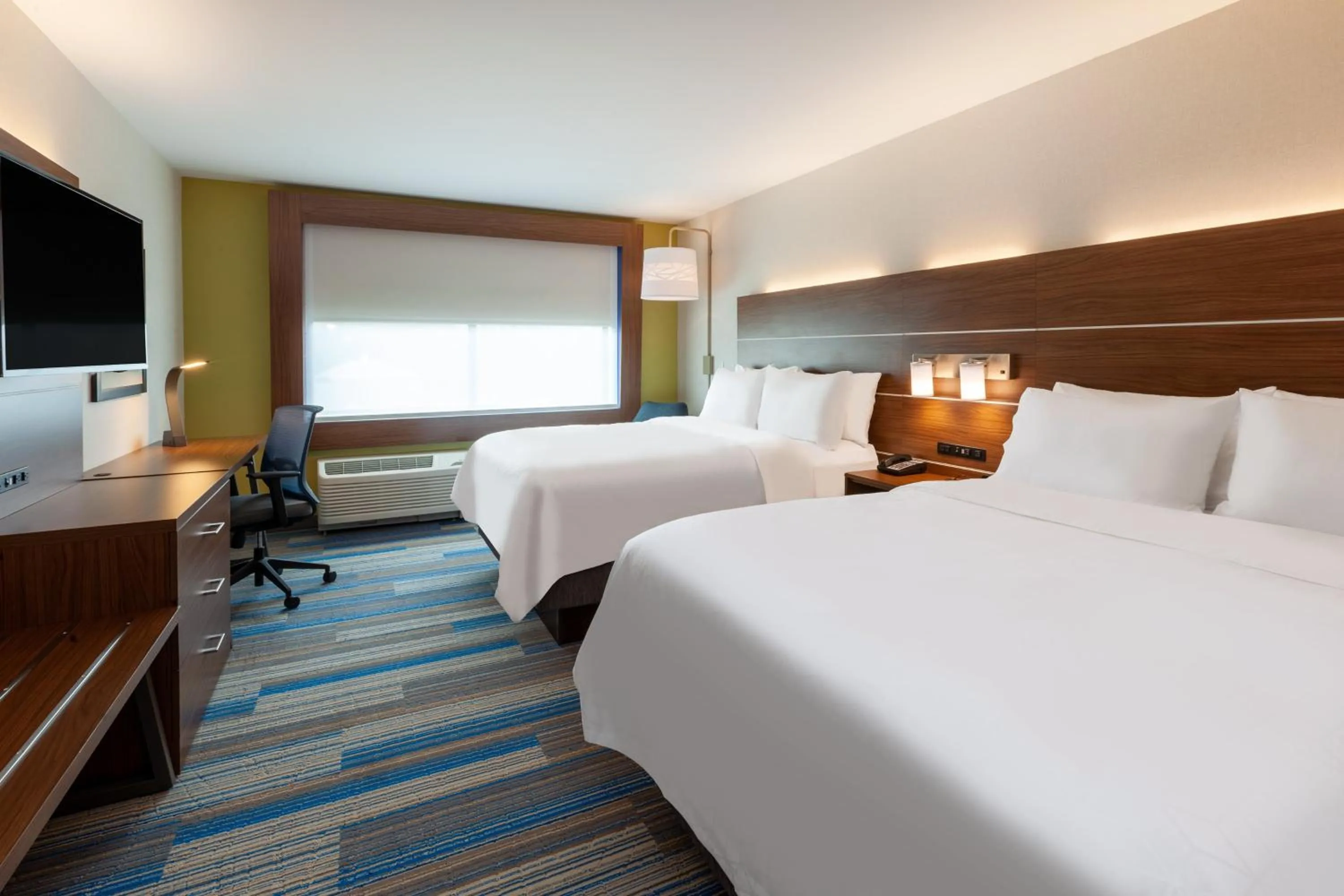 Photo of the whole room, Bed in Holiday Inn Express & Suites Brunswick-Harpers Ferry Area by IHG