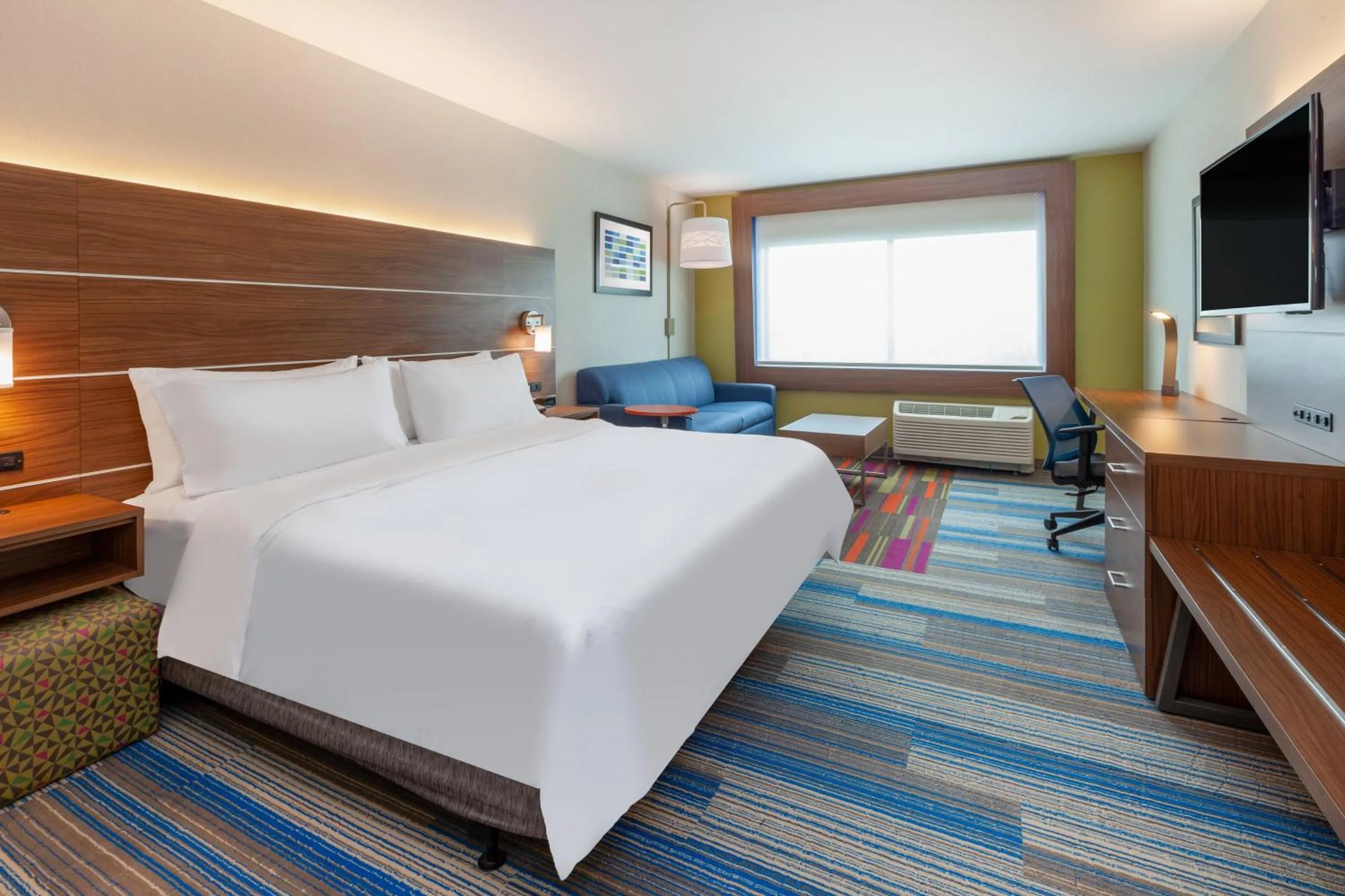 Photo of the whole room, Bed in Holiday Inn Express & Suites Brunswick-Harpers Ferry Area by IHG