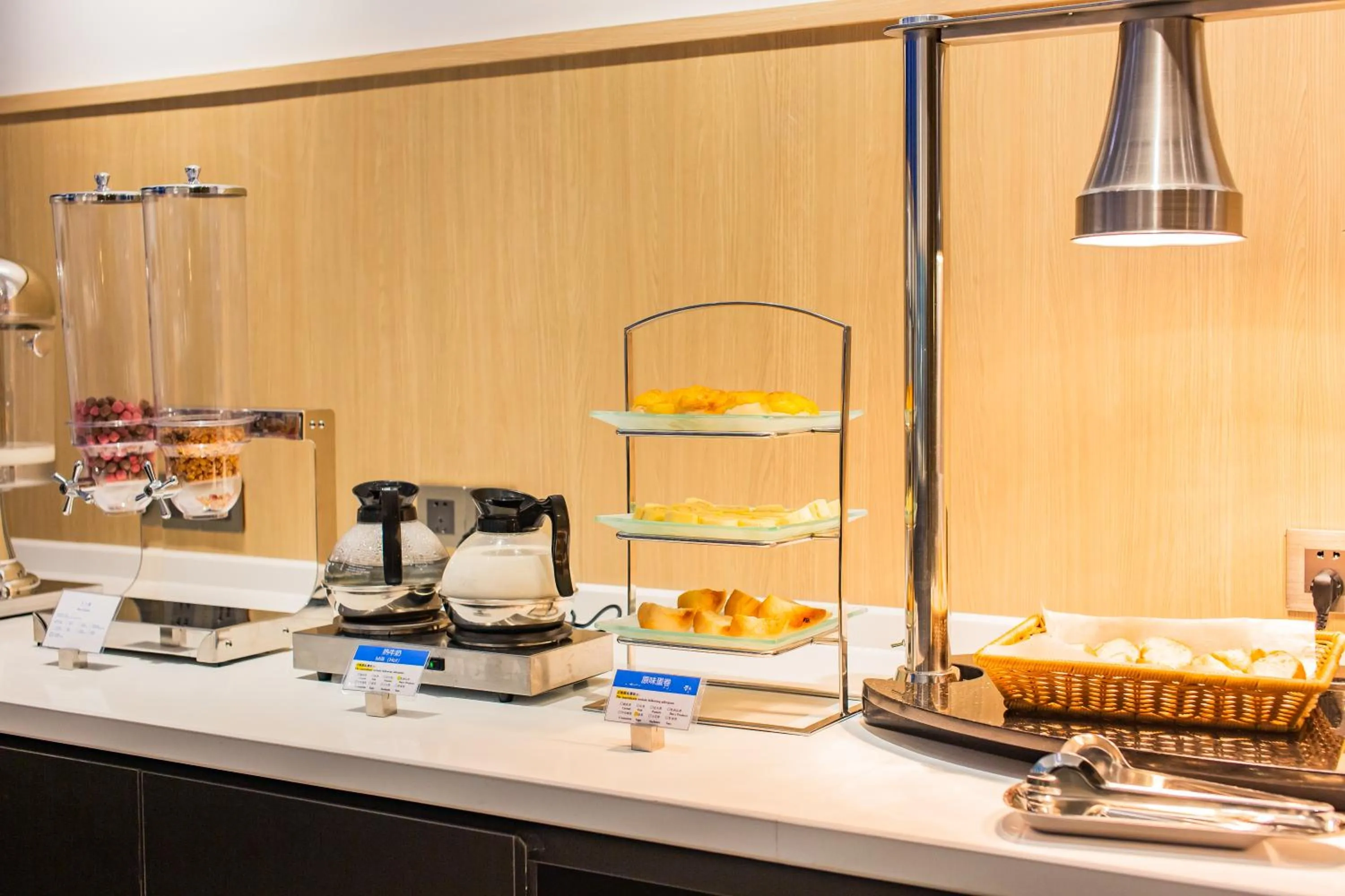 Restaurant/places to eat in Holiday Inn Express Jiangmen Jianghai by IHG