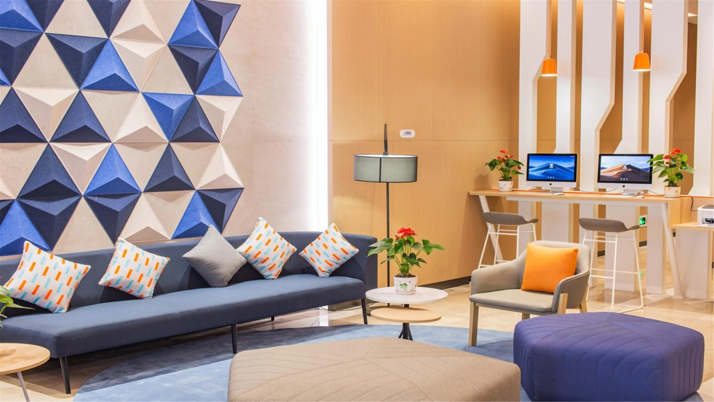 Seating area in Holiday Inn Express Jiangmen Jianghai by IHG