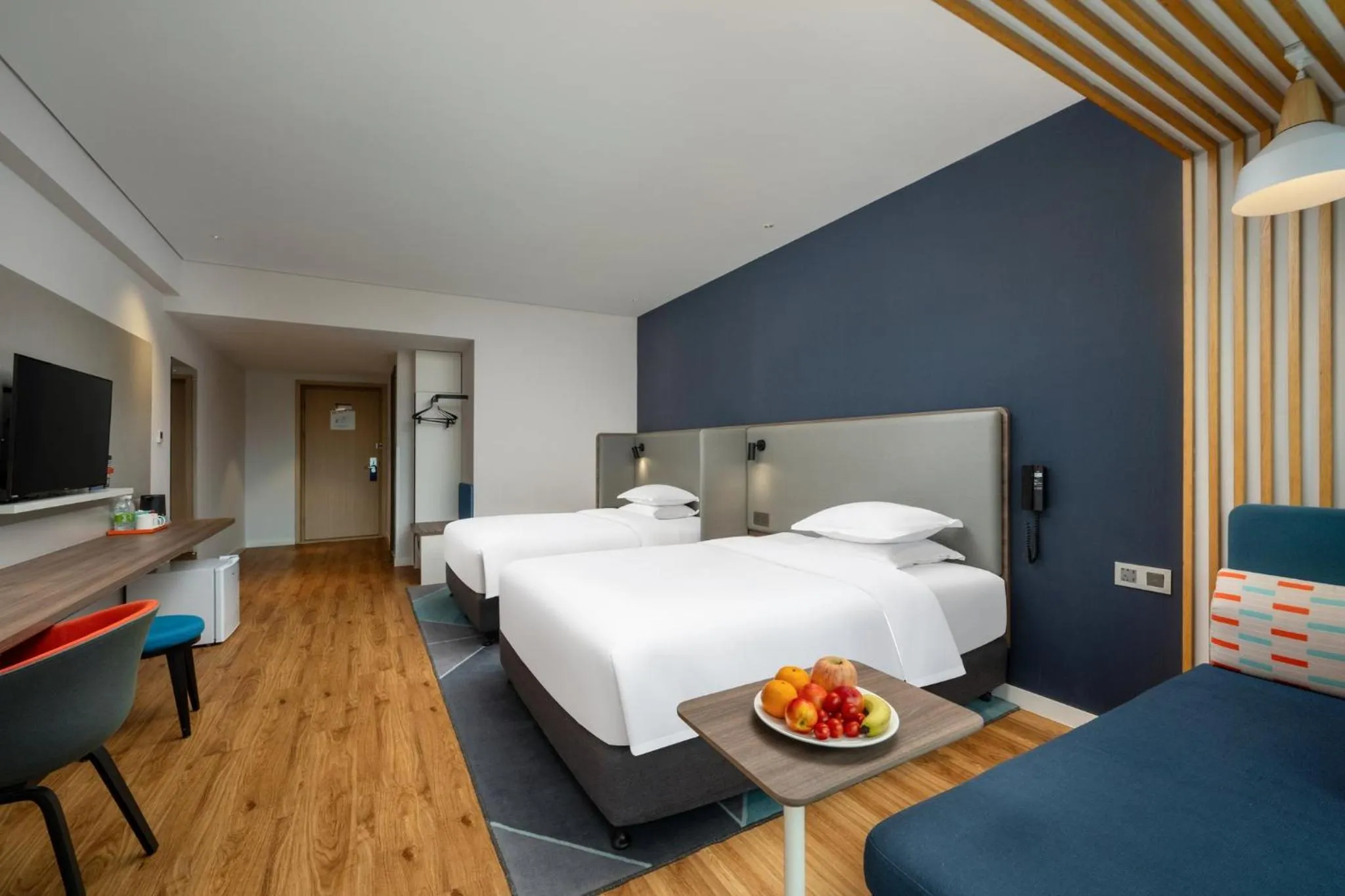 Photo of the whole room, Bed in Holiday Inn Express Jiangmen Jianghai by IHG