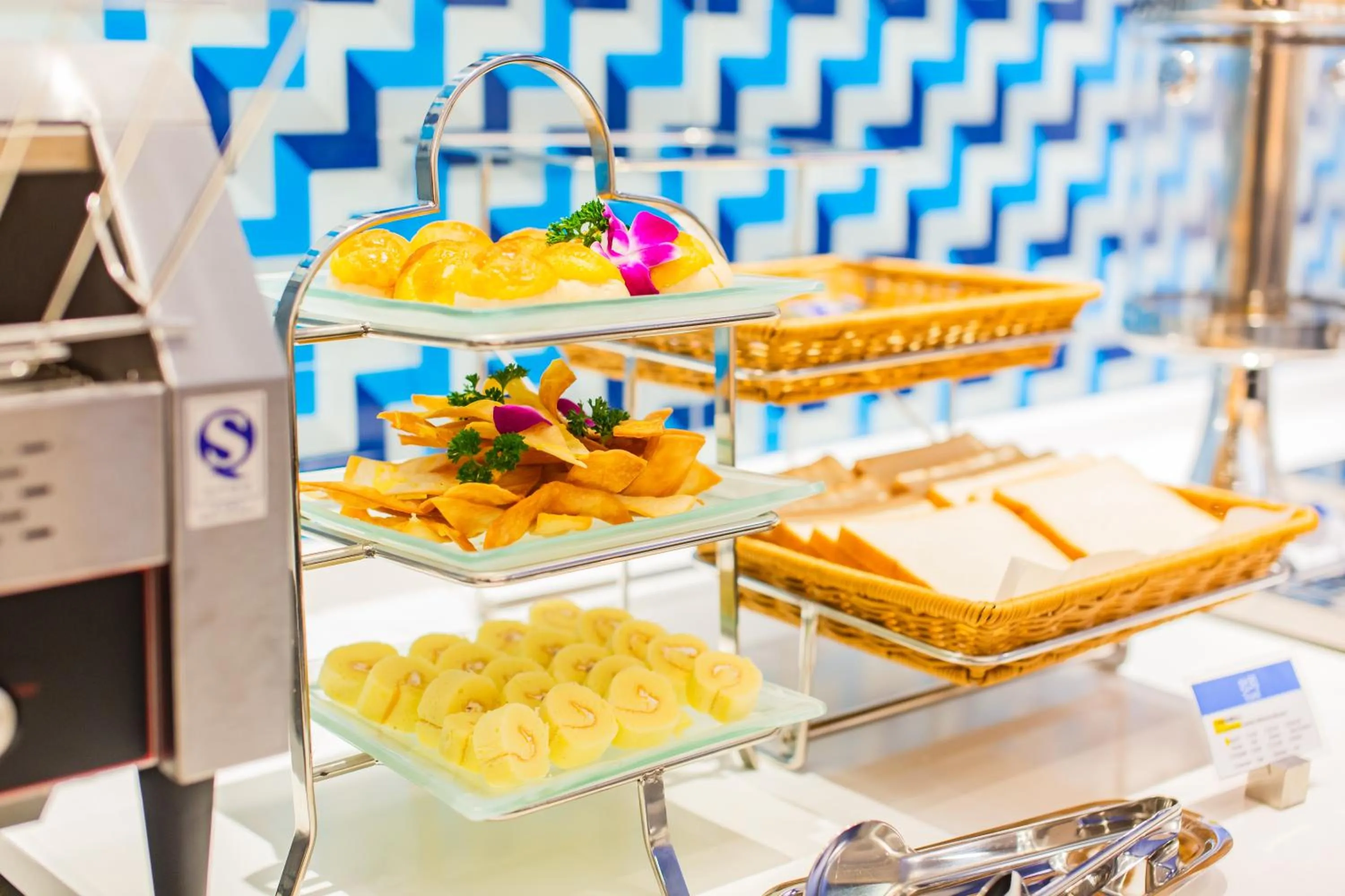 Restaurant/places to eat in Holiday Inn Express Jiangmen Jianghai by IHG