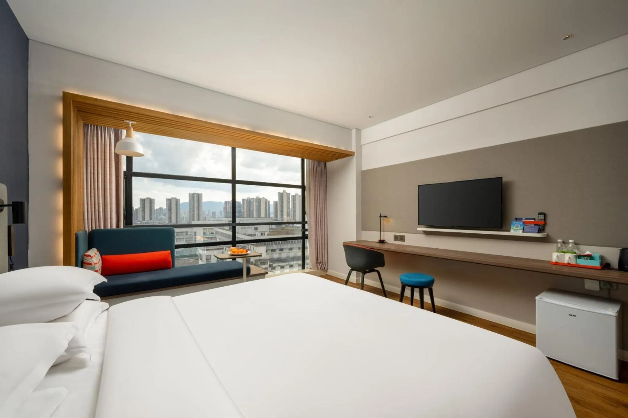 Photo of the whole room, Bed in Holiday Inn Express Jiangmen Jianghai by IHG