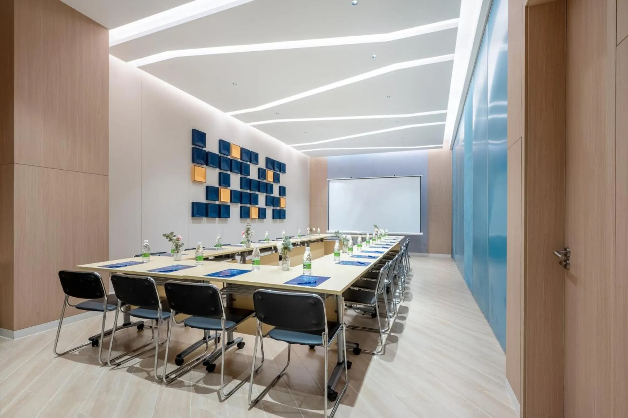 Meeting/conference room in Holiday Inn Express Jiangmen Jianghai by IHG