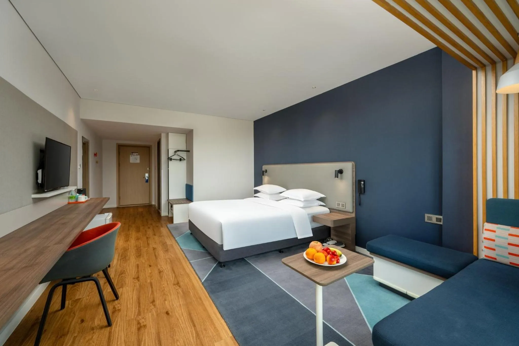 Photo of the whole room, Bed in Holiday Inn Express Jiangmen Jianghai by IHG