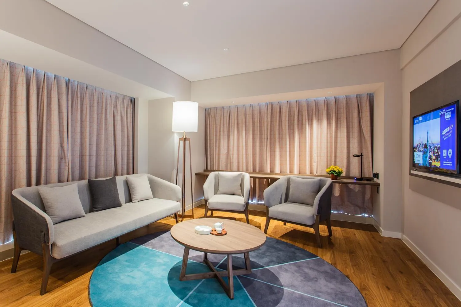 Seating area in Holiday Inn Express Jiangmen Jianghai by IHG