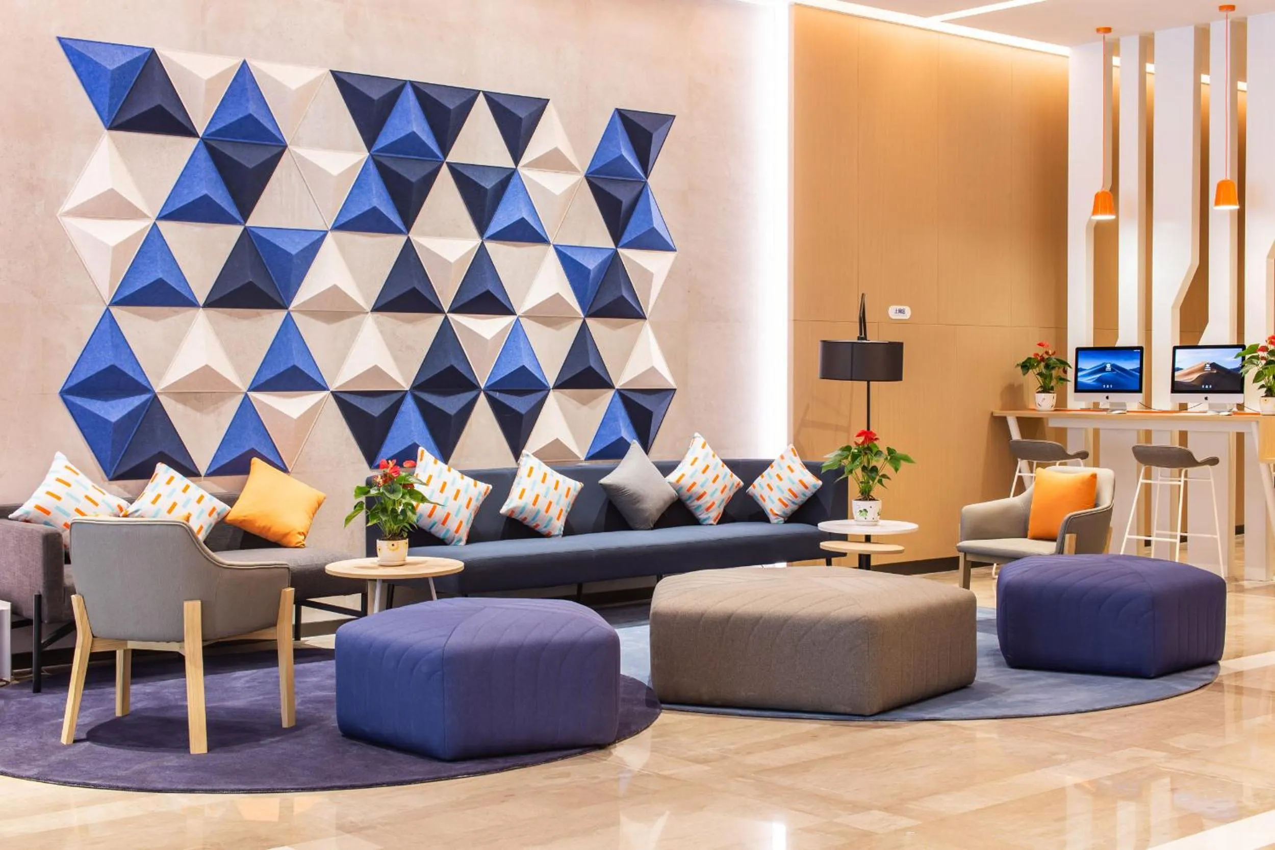 Lobby or reception in Holiday Inn Express Jiangmen Jianghai by IHG