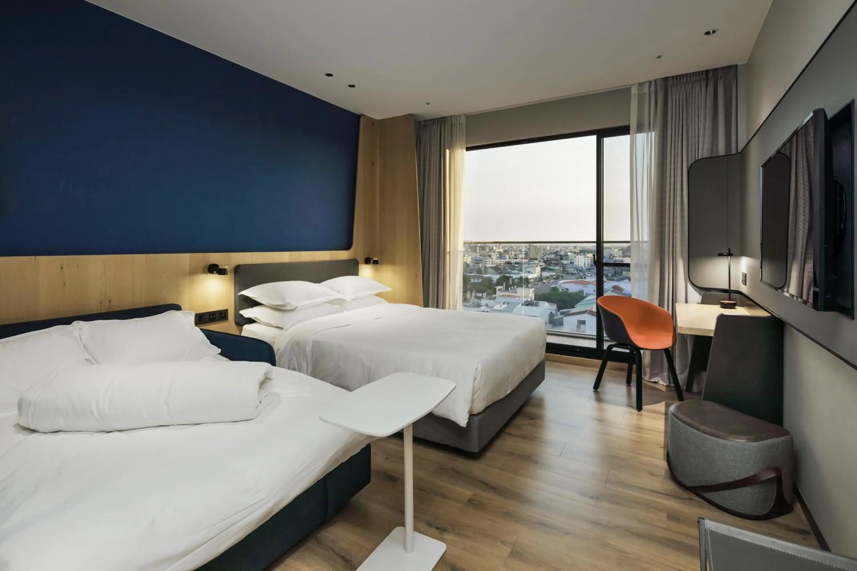 Photo of the whole room, Bed in Holiday Inn Express Chiayi by IHG