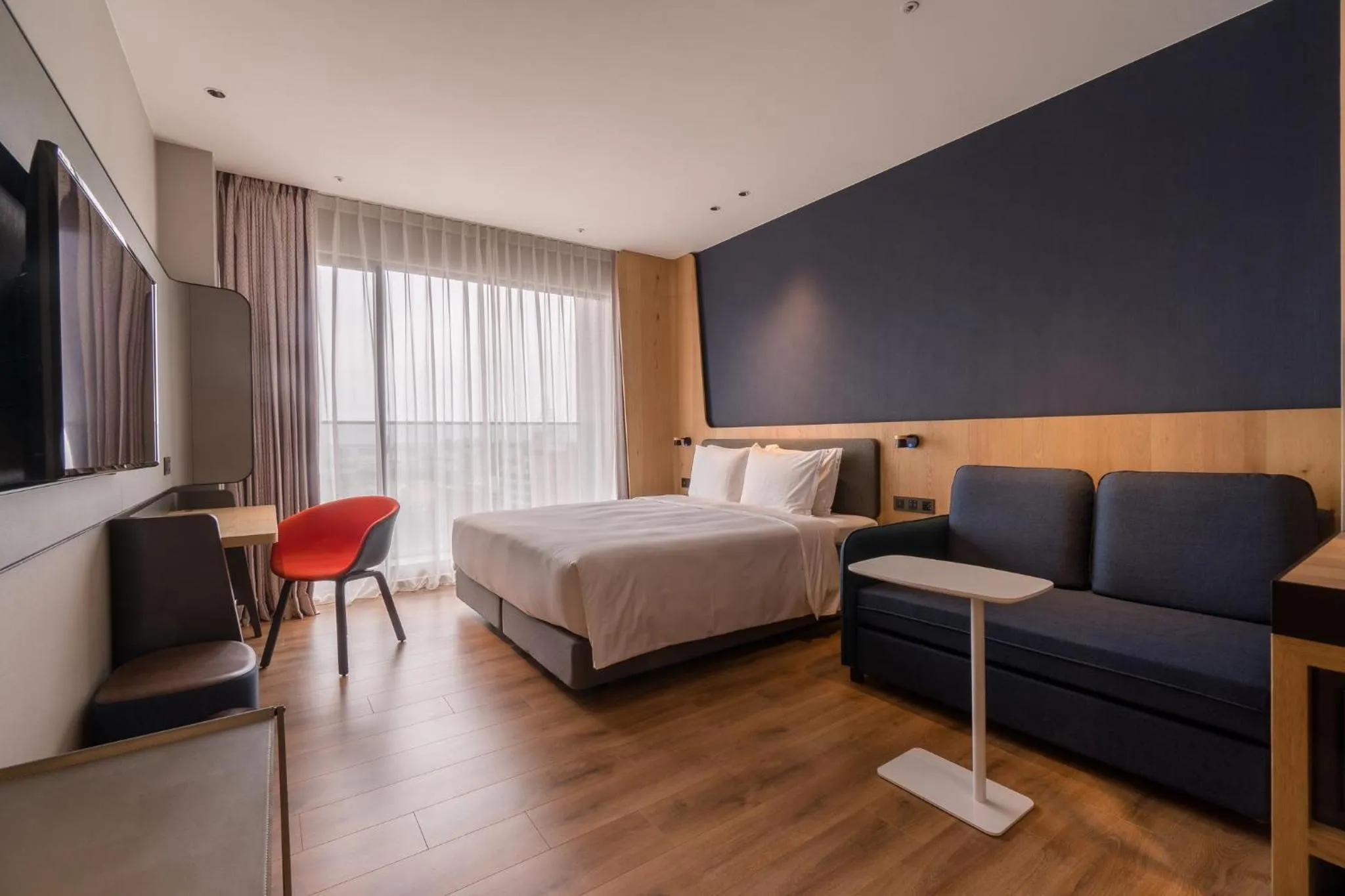 Photo of the whole room, Bed in Holiday Inn Express Chiayi by IHG