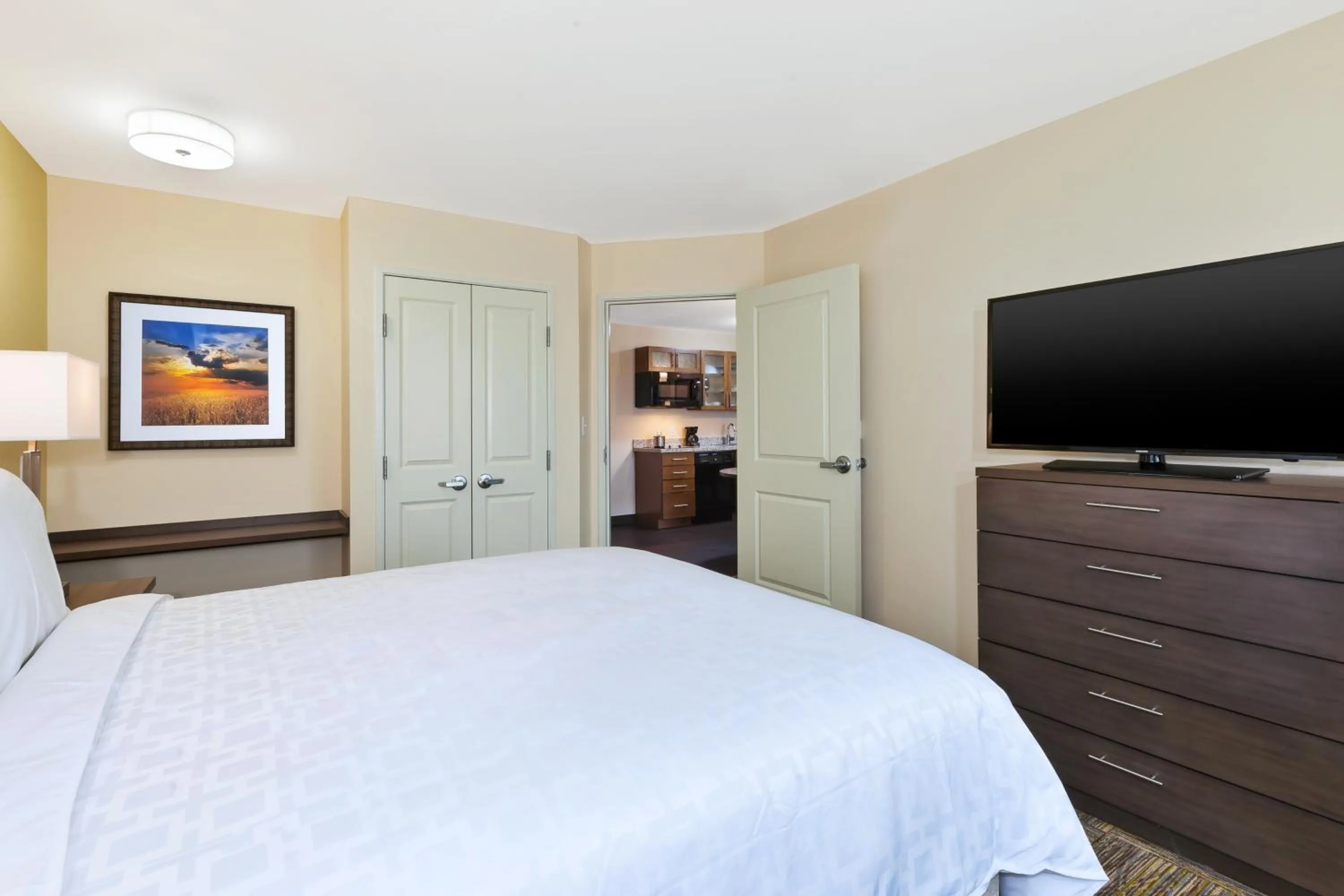 Bedroom, Bed in Candlewood Suites Louisville - NE Downtown Area by IHG