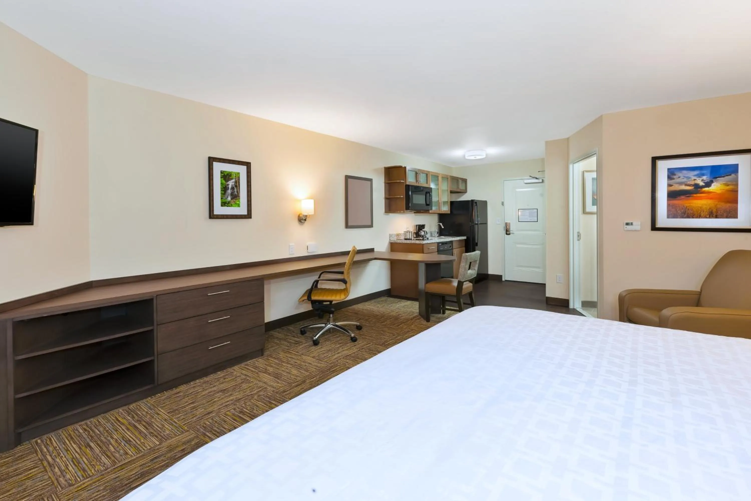 Photo of the whole room, Bed in Candlewood Suites Louisville - NE Downtown Area by IHG