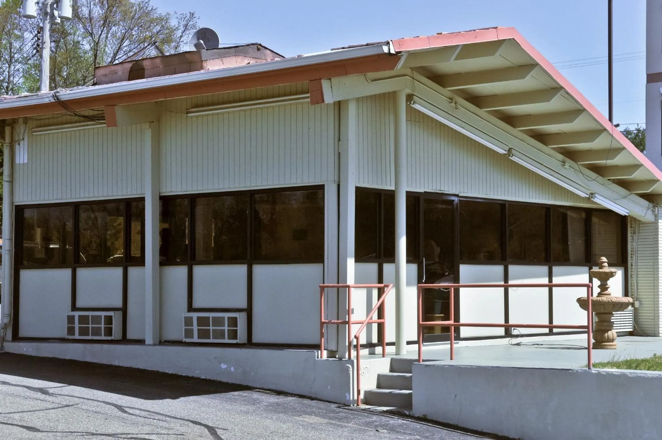 Facade/entrance in Village Inn Annapolis MD