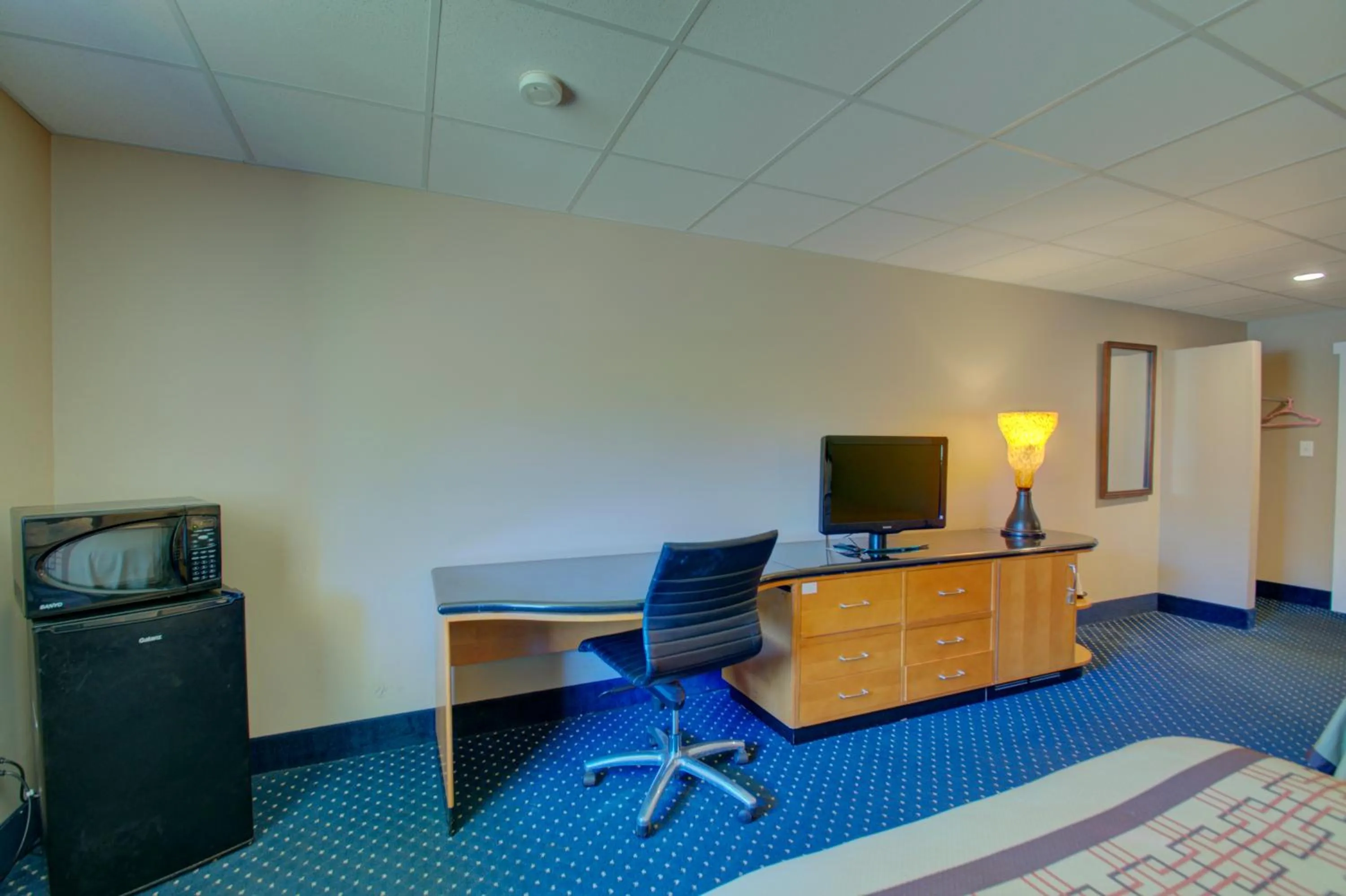 TV and multimedia in Village Inn Annapolis MD