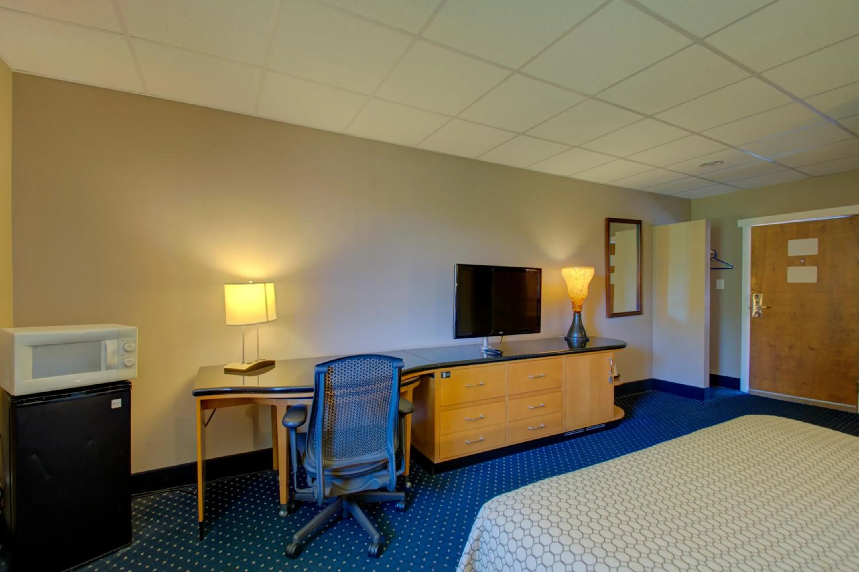 TV and multimedia, Bed in Village Inn Annapolis MD