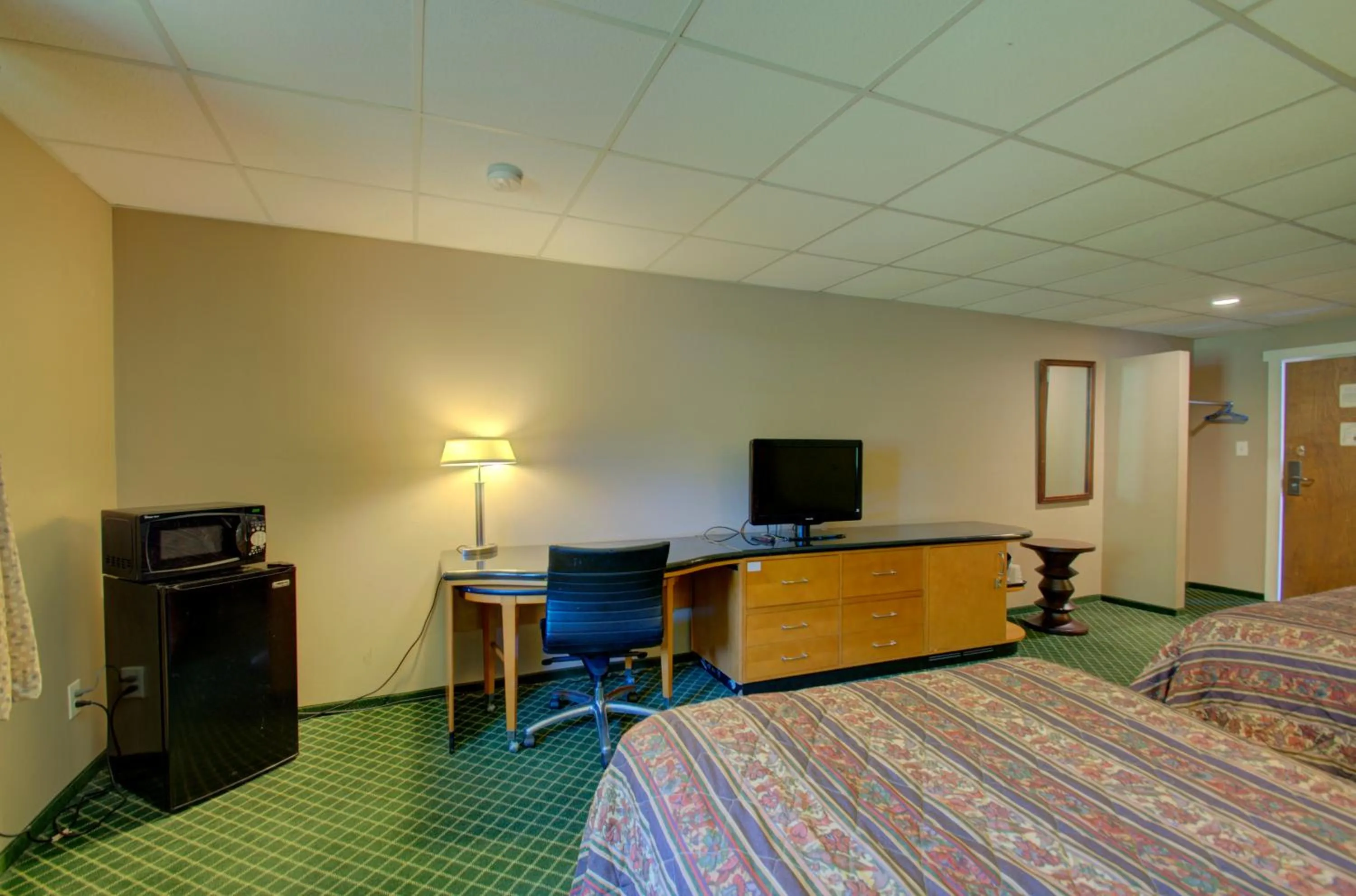 TV and multimedia, Bed in Village Inn Annapolis MD