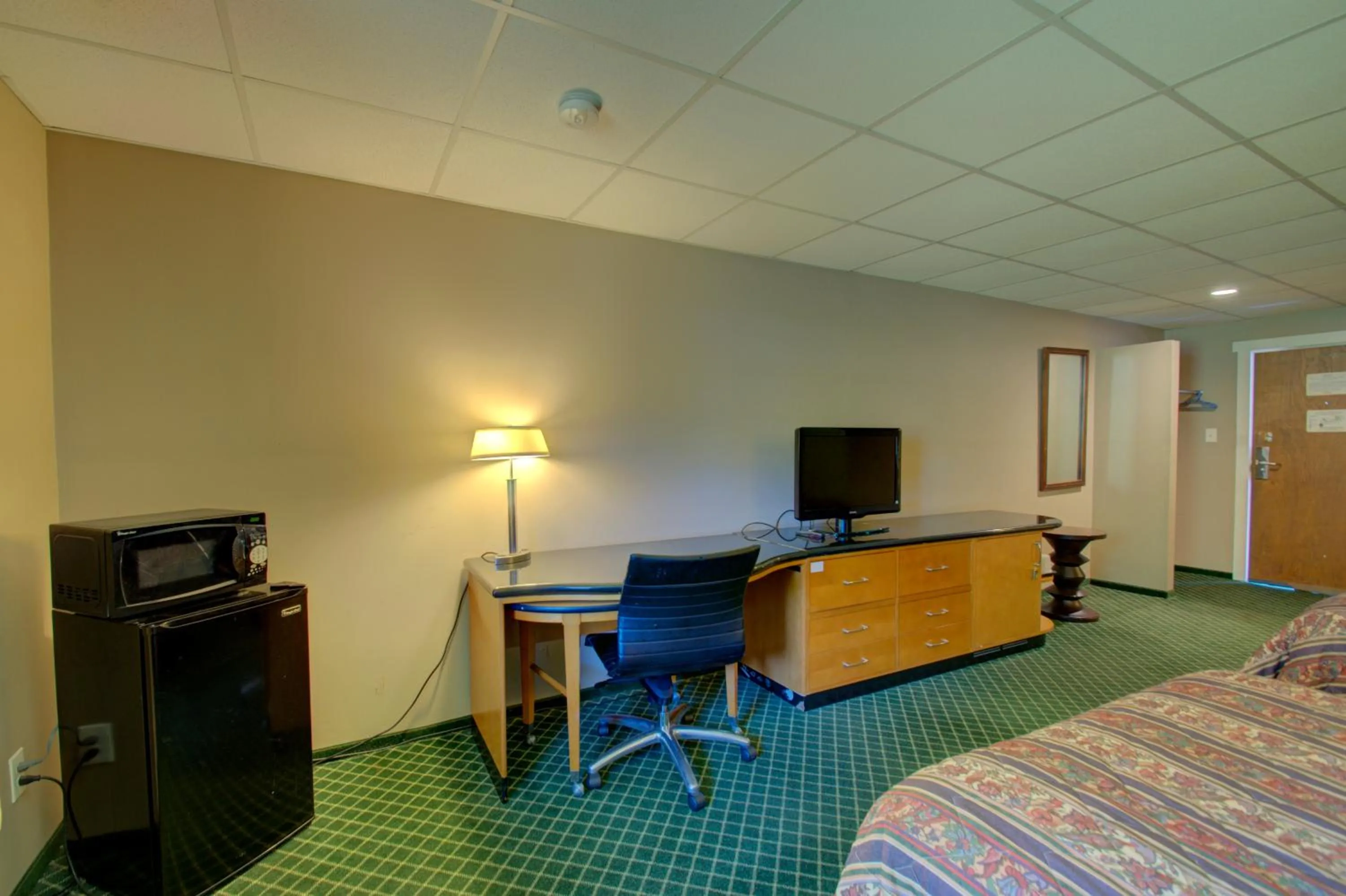 TV and multimedia, Bed in Village Inn Annapolis MD