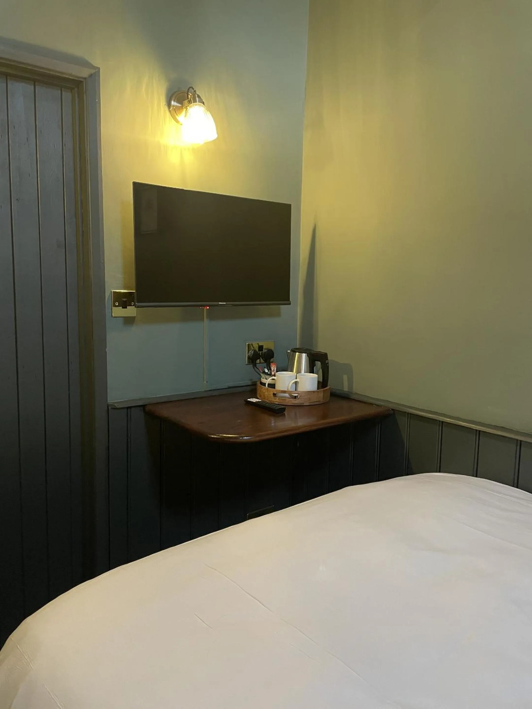 Bedroom, Bed in The Plume of Feathers