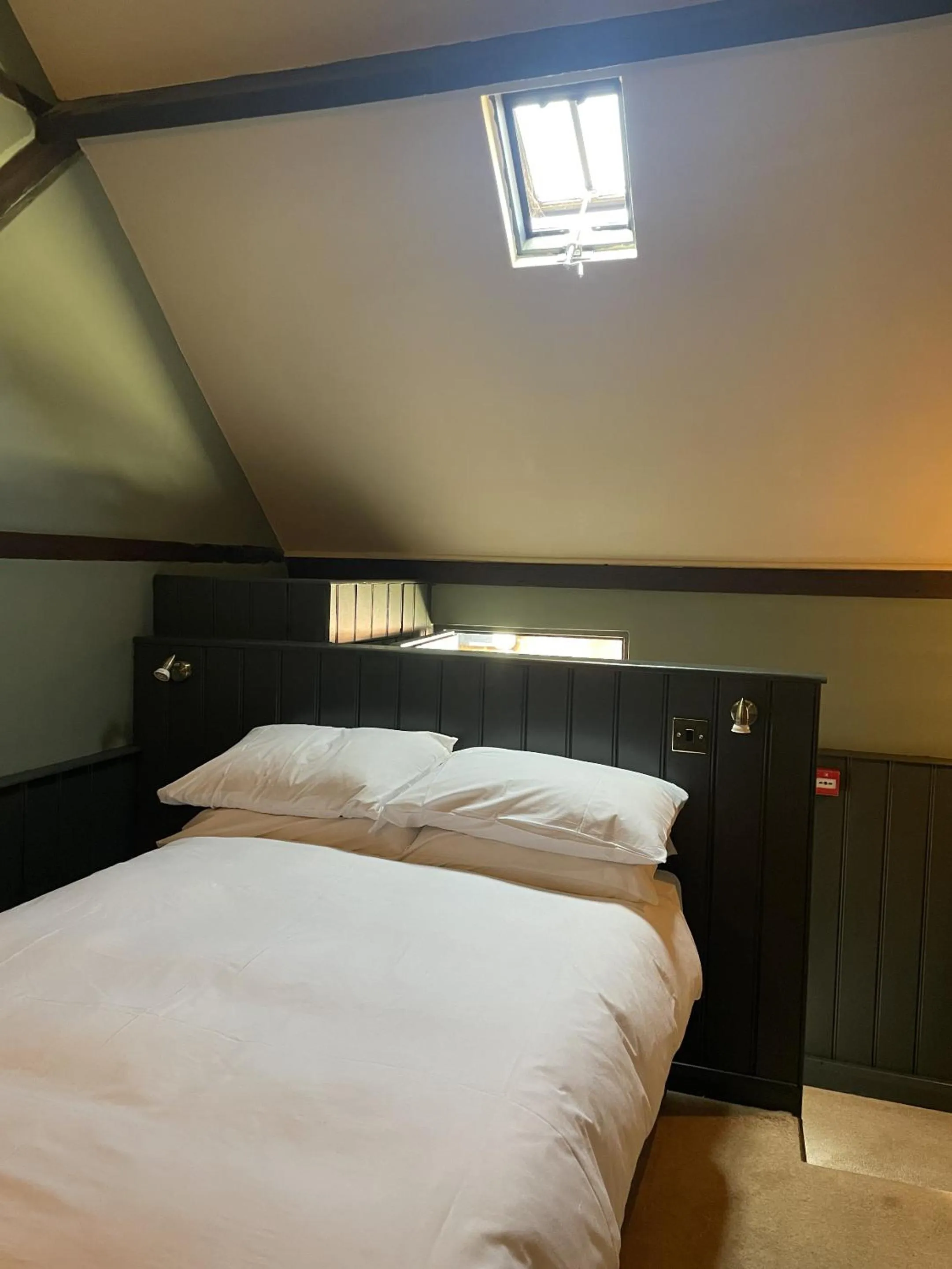 Bedroom, Bed in The Plume of Feathers