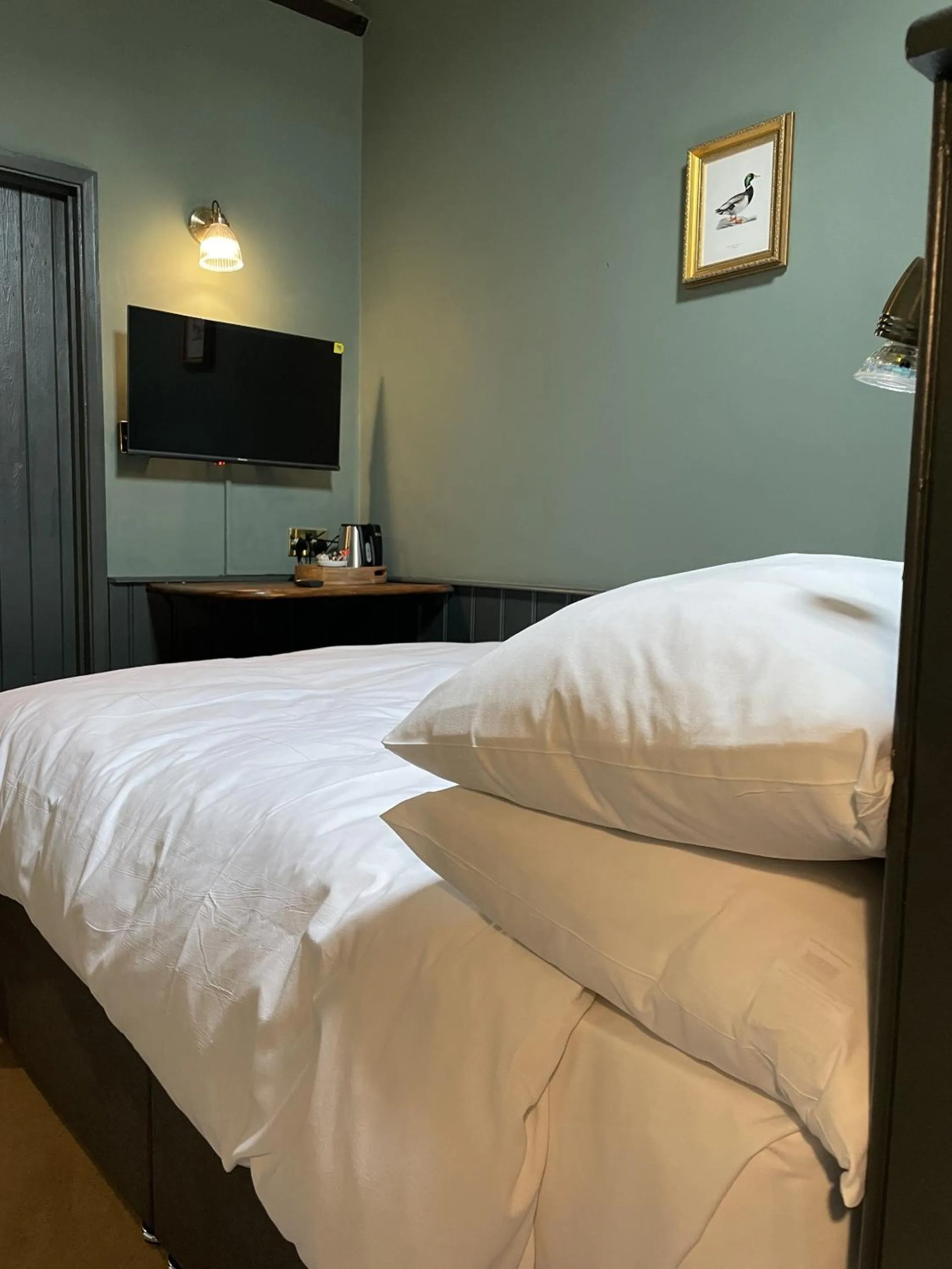 Bedroom, Bed in The Plume of Feathers