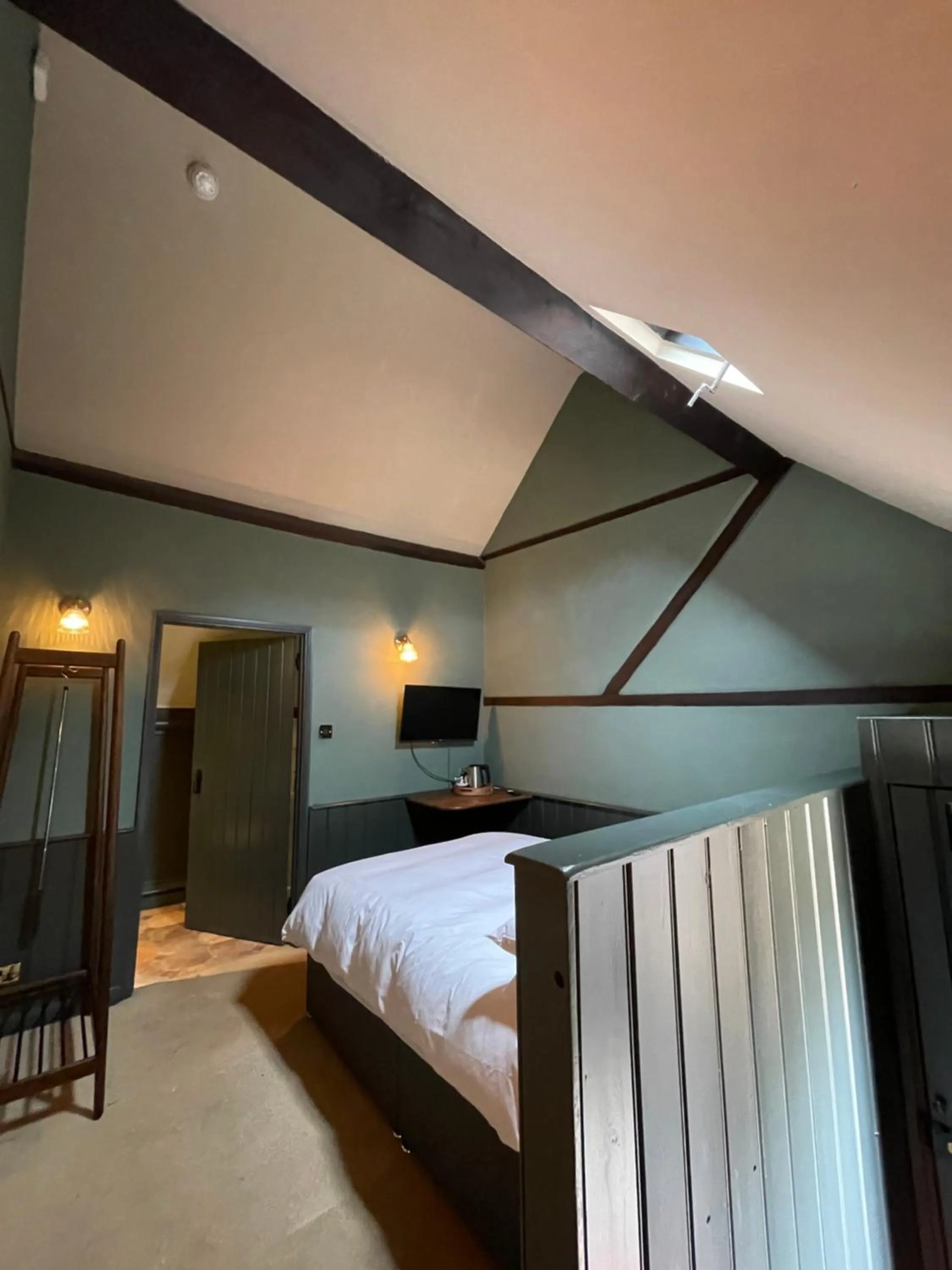 Bed in The Plume of Feathers