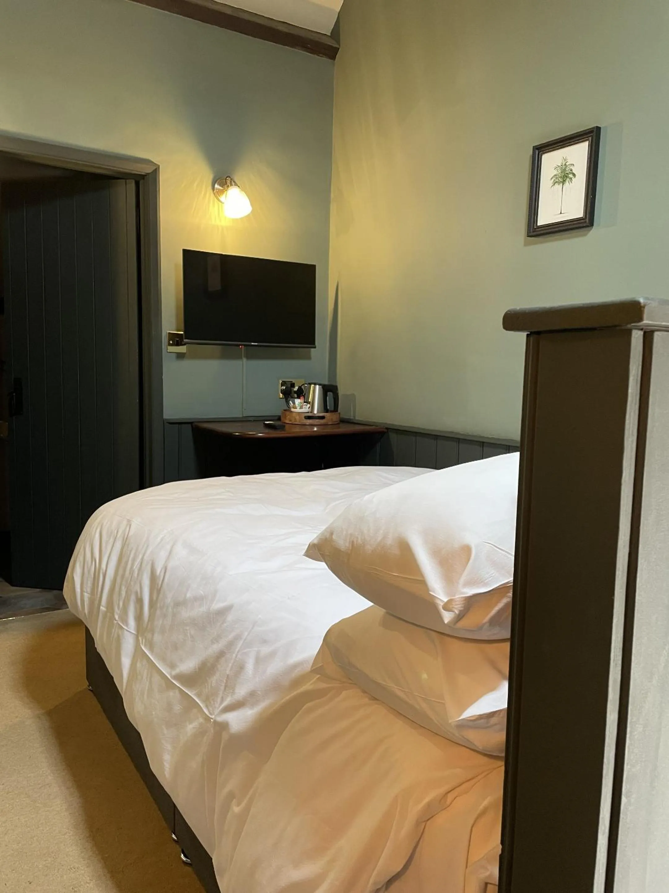 Bedroom, Bed in The Plume of Feathers