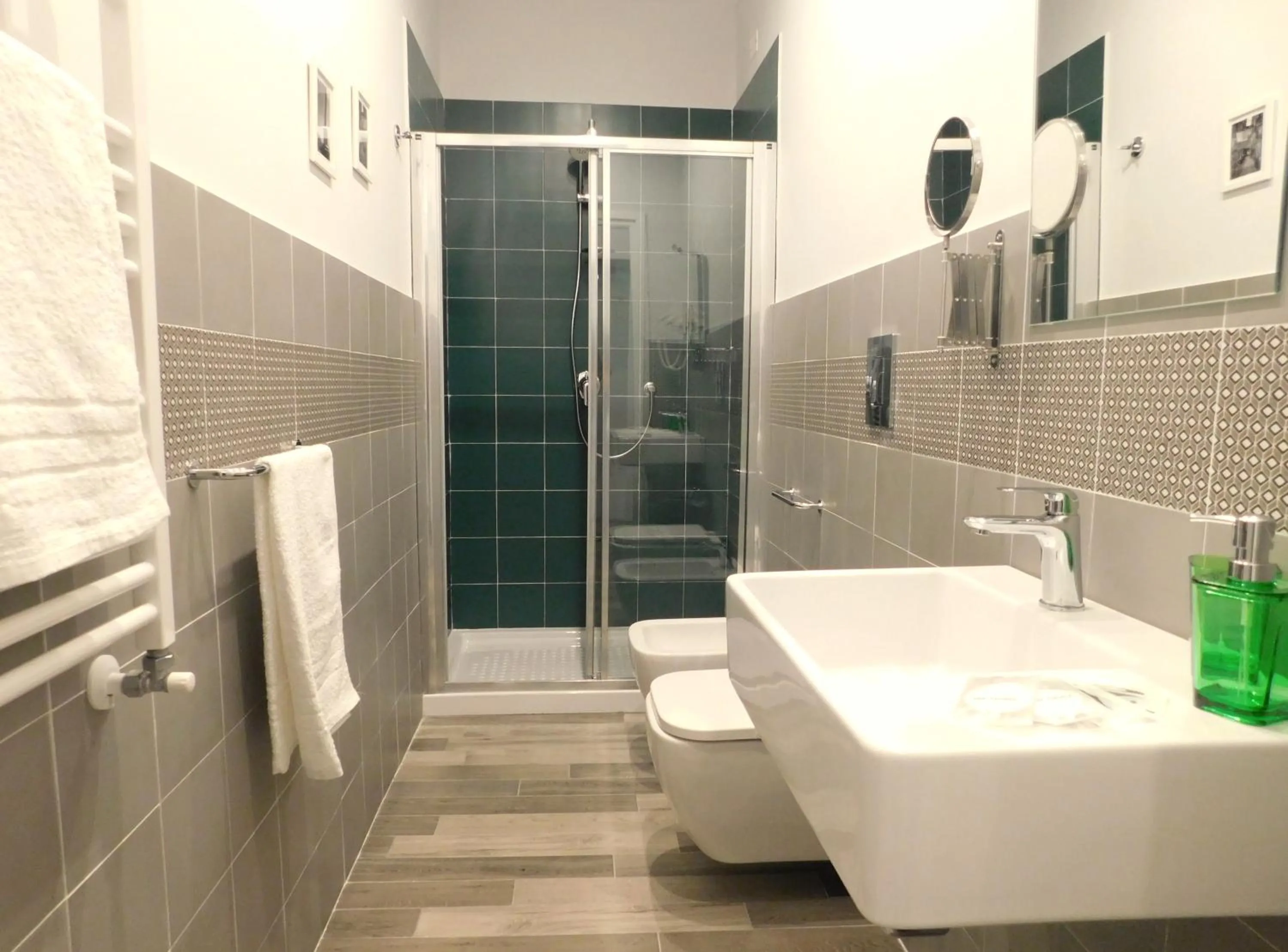 Shower in Scaramantico Rooms