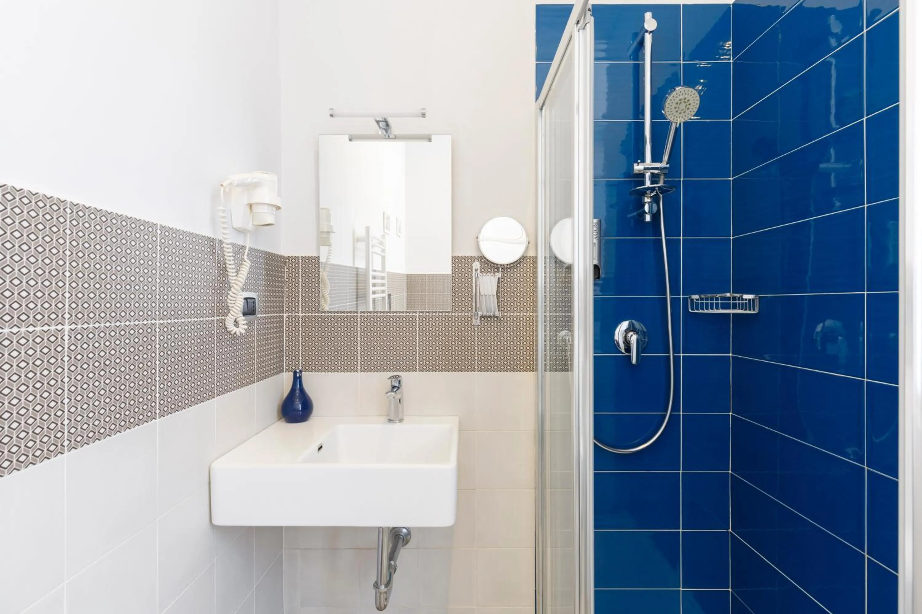 Shower in Scaramantico Rooms